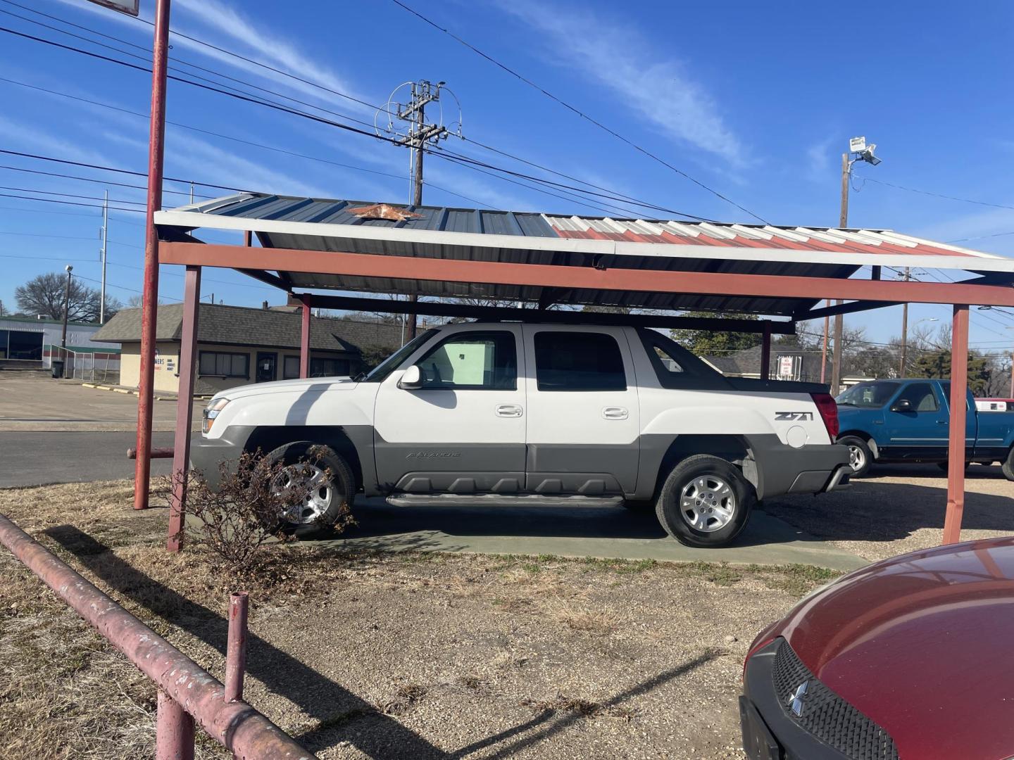 2002 WHITE /tan leather Chevrolet Avalanche Z71 4WD (3GNEK13T62G) with an 5.3-Liter 8 Cylinder Engine engine, Automatic transmission, located at 2425 Franklin Ave., Waco, TX, 76701, (254) 753-6661, 31.540359, -97.148682 - Beautiful 02 Avalanche 1500 Crew Cab, push button 4x4WD, Tan Leather, ONLY 132K. One Owner. Bed covers included. Towing capacity 7100 lbs, 5.3 Vortec engine. Priced at $8000.00 plus TTL. If you are in need of a nice truck like this, compare mileage, price and condition. No Recalls. Call - Photo#0