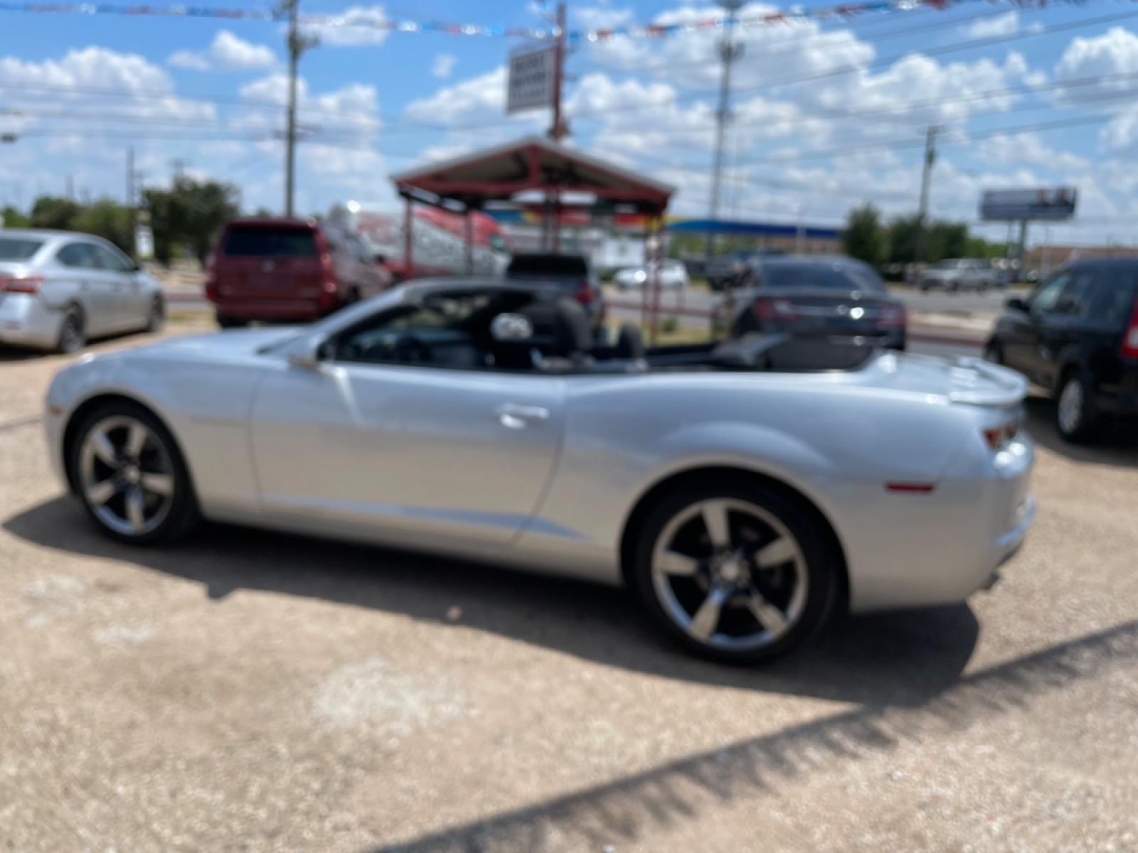 2011 Silver /Black Chevrolet Camaro Convertible 1LT (2G1FB3DD8B9) with an 3.6L V6 DOHC 24V engine, 6-Speed Automatic transmission, located at 2425 Franklin Ave., Waco, TX, 76701, (254) 753-6661, 31.540359, -97.148682 - Nice 2011 Camaro Convertible, 134K, V6, See at 2425 Franklin Ave., Waco, Tx . Beautiful car, Nice Ride and Great Dependability according to reviews. Rebuilt Title. - Photo #0