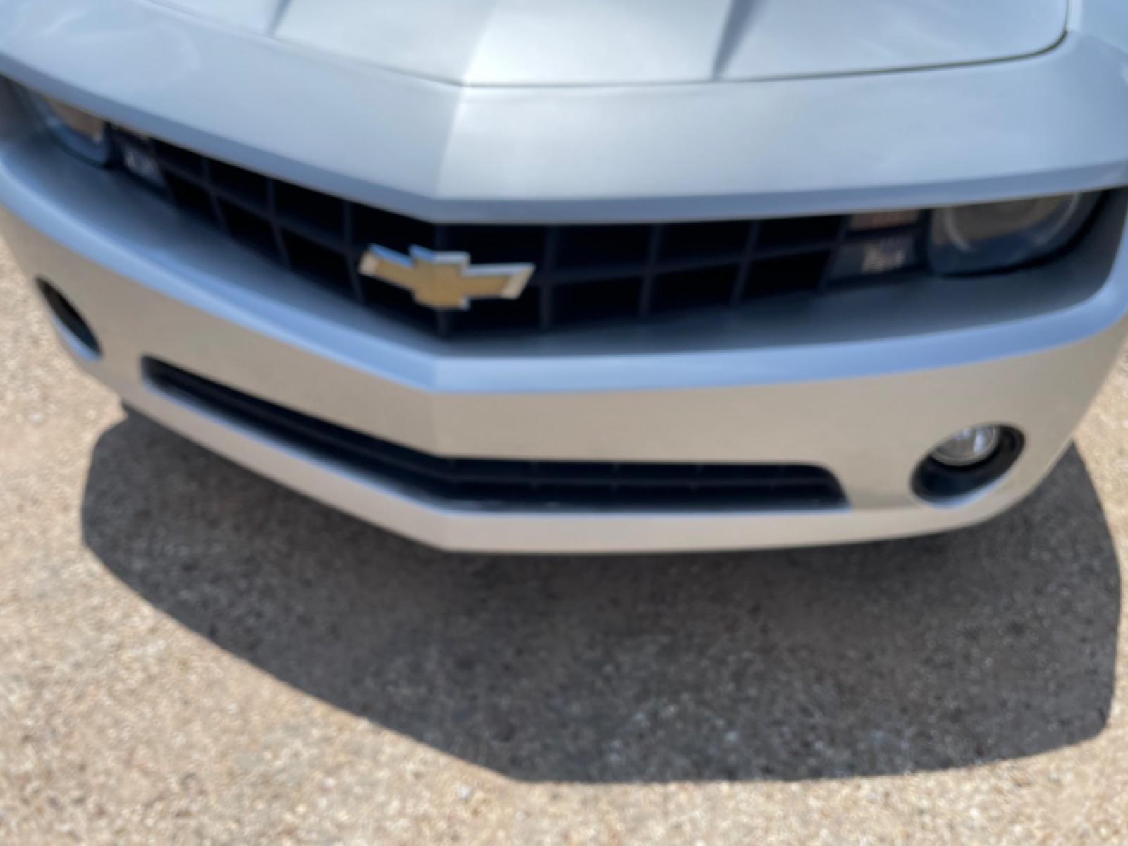 2011 Silver /Black Chevrolet Camaro Convertible 1LT (2G1FB3DD8B9) with an 3.6L V6 DOHC 24V engine, 6-Speed Automatic transmission, located at 2425 Franklin Ave., Waco, TX, 76701, (254) 753-6661, 31.540359, -97.148682 - Photo #3