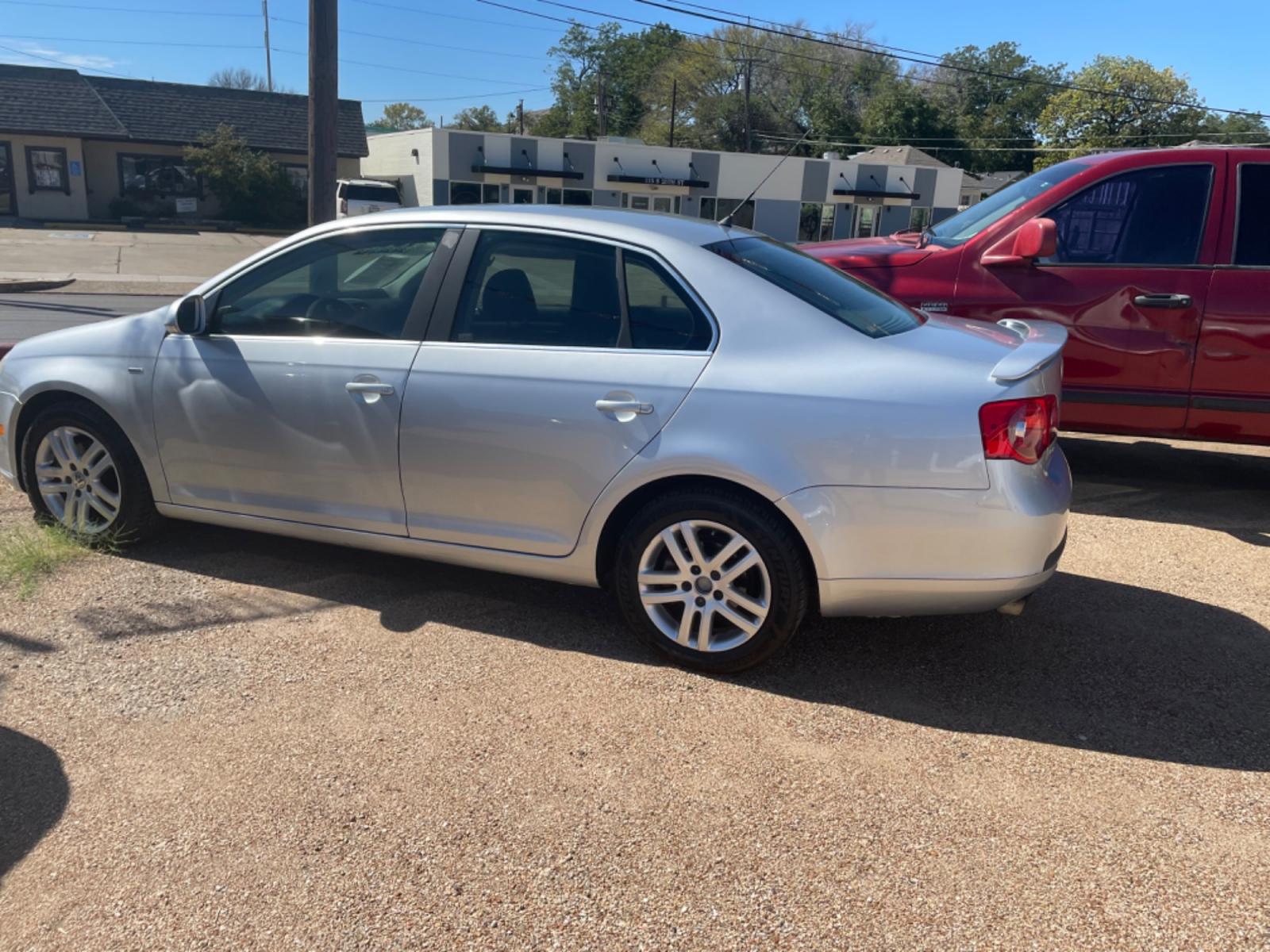 2007 Silver /Grey Leather Volkswagen New Jetta Wolfsburg Edition (3VWEF71K37M) with an 2.5L L5 DOHC 20V engine, Automatic transmission, located at 2425 Franklin Ave., Waco, TX, 76701, (254) 753-6661, 31.540359, -97.148682 - Nice Wolfsburg Edition Jetta........4 door sedan, - Photo #0