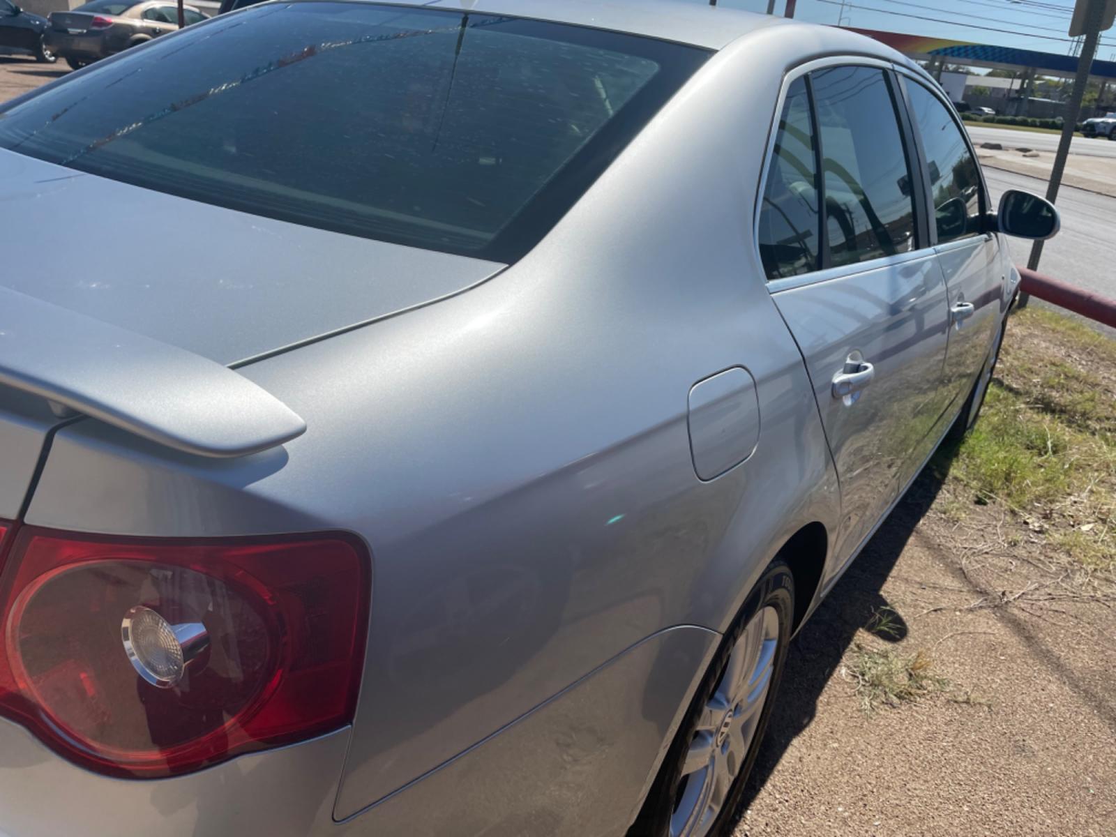 2007 Silver /Grey Leather Volkswagen New Jetta Wolfsburg Edition (3VWEF71K37M) with an 2.5L L5 DOHC 20V engine, Automatic transmission, located at 2425 Franklin Ave., Waco, TX, 76701, (254) 753-6661, 31.540359, -97.148682 - Nice Wolfsburg Edition Jetta........4 door sedan, - Photo #2