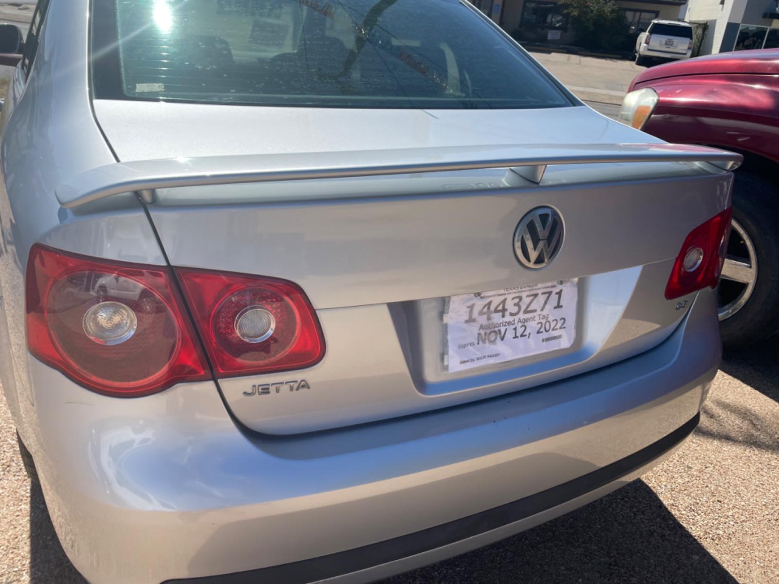 2007 Silver /Grey Leather Volkswagen New Jetta Wolfsburg Edition (3VWEF71K37M) with an 2.5L L5 DOHC 20V engine, Automatic transmission, located at 2425 Franklin Ave., Waco, TX, 76701, (254) 753-6661, 31.540359, -97.148682 - Nice Wolfsburg Edition Jetta........4 door sedan, - Photo #3
