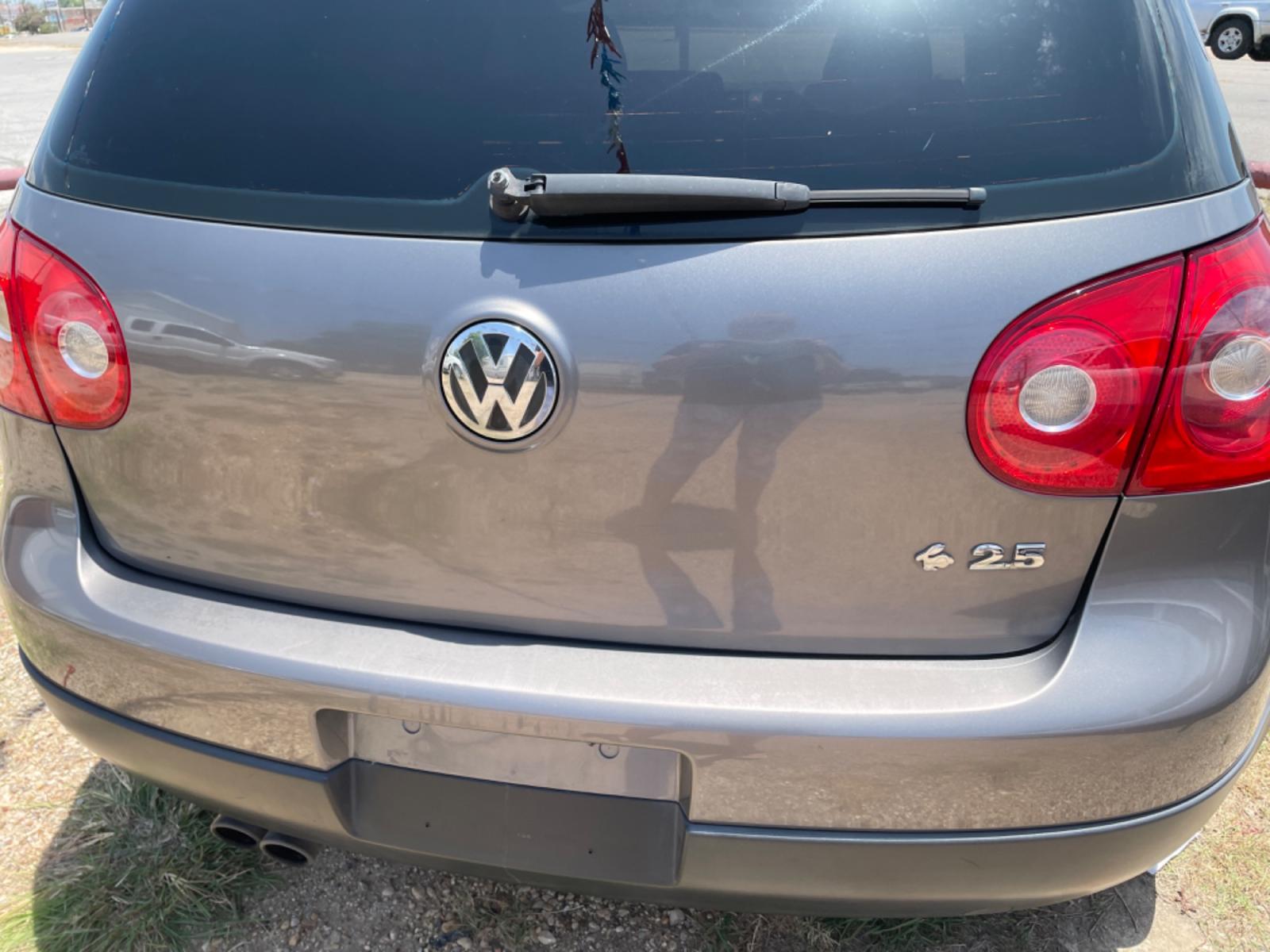 2007 /GRAY Volkswagen Rabbit 4-Door (WVWDR71K77W) with an 2.5L L5 DOHC 20V engine, 6-Speed Automatic Overdrive transmission, located at 2425 Franklin Ave., Waco, TX, 76701, (254) 753-6661, 31.540359, -97.148682 - NICE GAS SAVER, 158k, COLD AIR, $4995 CASH PLUS TTL - Photo #2