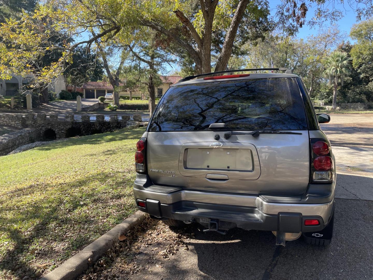 2005 Tan /BLACK LEATHER Chevrolet TrailBlazer LS 4WD (1GNDT13S952) with an 4.2L L6 DOHC 24V engine, 4-Speed Automatic Overdrive transmission, located at 2425 Franklin Ave., Waco, TX, 76701, (254) 753-6661, 31.540359, -97.148682 - NICE TRAILBLAZER, LS4X4, 116k, COLD AIR, SUNROOF, HEADREST ENTERTAINMENT SCREENS, BLACK LEATHER INTERIOR. $5995 plus TTL CASH OUT THE DOOR. - Photo#1