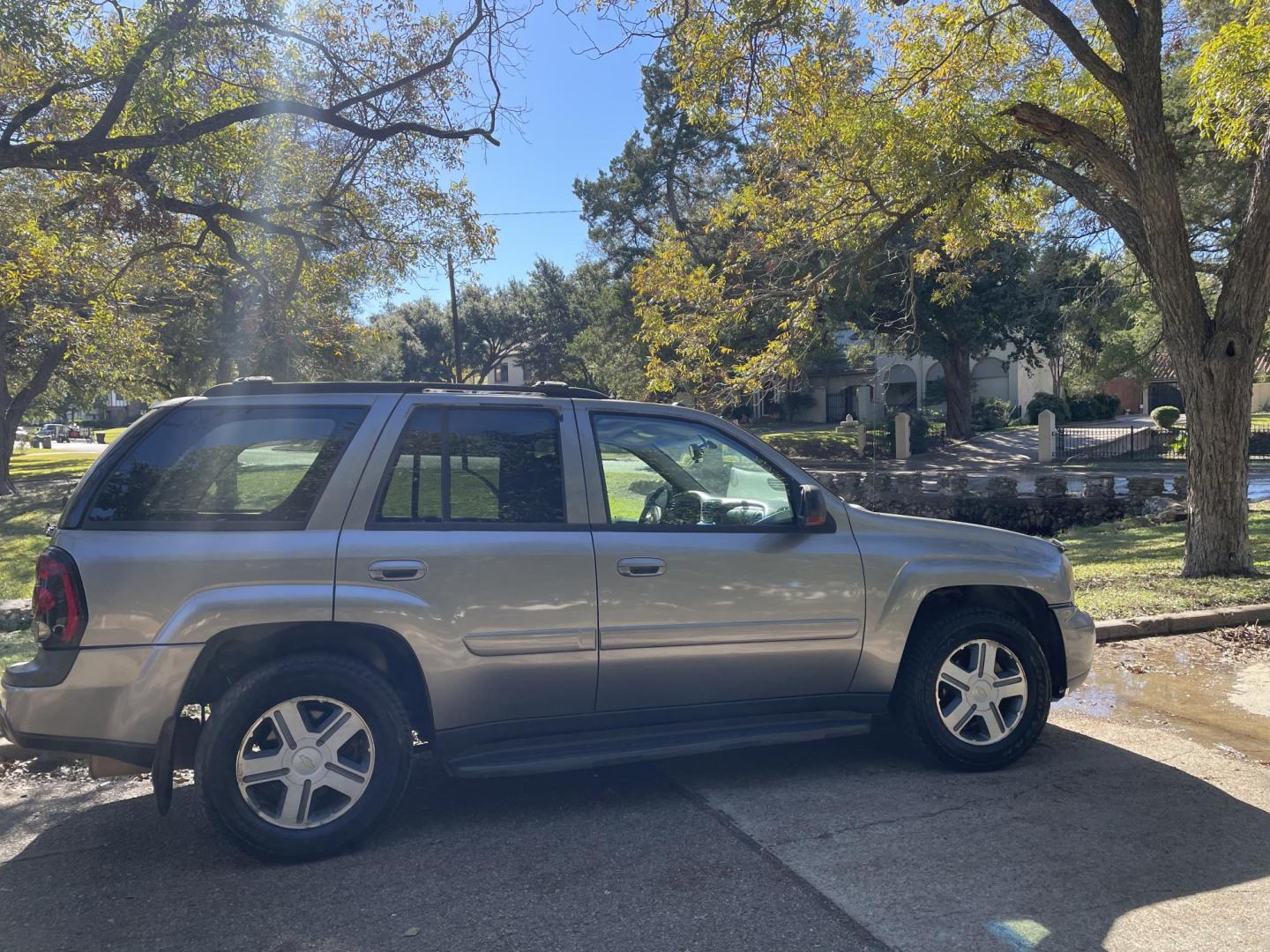 2005 Tan /BLACK LEATHER Chevrolet TrailBlazer LS 4WD (1GNDT13S952) with an 4.2L L6 DOHC 24V engine, 4-Speed Automatic Overdrive transmission, located at 2425 Franklin Ave., Waco, TX, 76701, (254) 753-6661, 31.540359, -97.148682 - NICE TRAILBLAZER, LS4X4, 116k, COLD AIR, SUNROOF, HEADREST ENTERTAINMENT SCREENS, BLACK LEATHER INTERIOR. $5995 plus TTL CASH OUT THE DOOR. - Photo#3