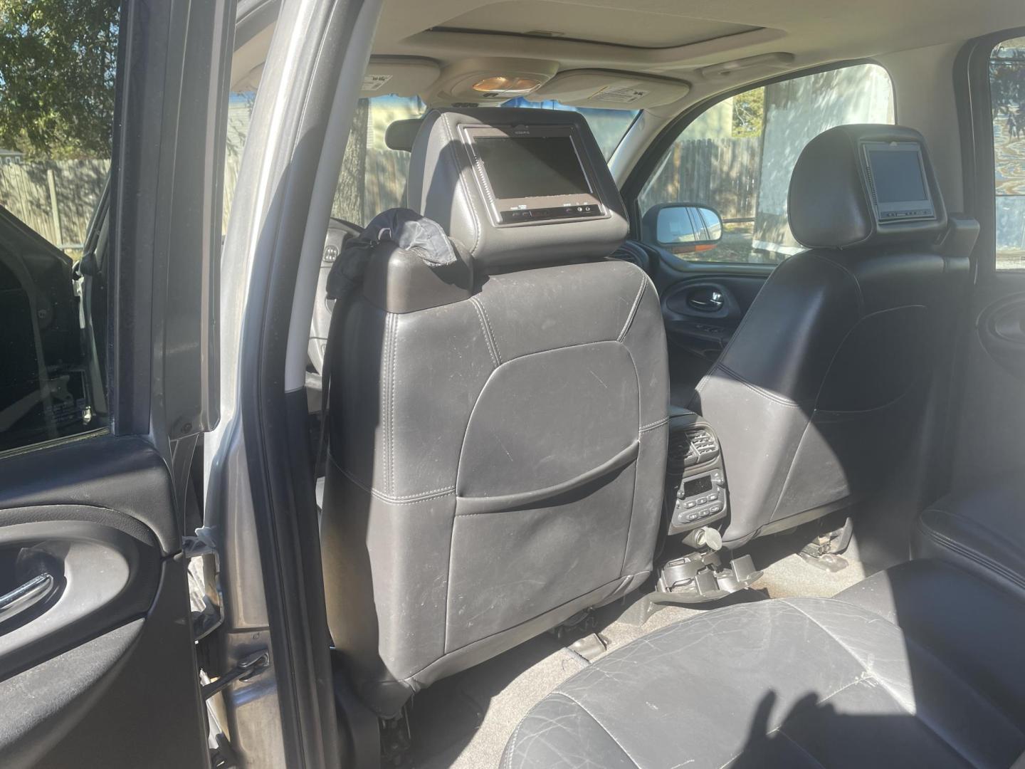 2005 Tan /BLACK LEATHER Chevrolet TrailBlazer LS 4WD (1GNDT13S952) with an 4.2L L6 DOHC 24V engine, 4-Speed Automatic Overdrive transmission, located at 2425 Franklin Ave., Waco, TX, 76701, (254) 753-6661, 31.540359, -97.148682 - NICE TRAILBLAZER, LS4X4, 116k, COLD AIR, SUNROOF, HEADREST ENTERTAINMENT SCREENS, BLACK LEATHER INTERIOR. $5995 plus TTL CASH OUT THE DOOR. - Photo#5