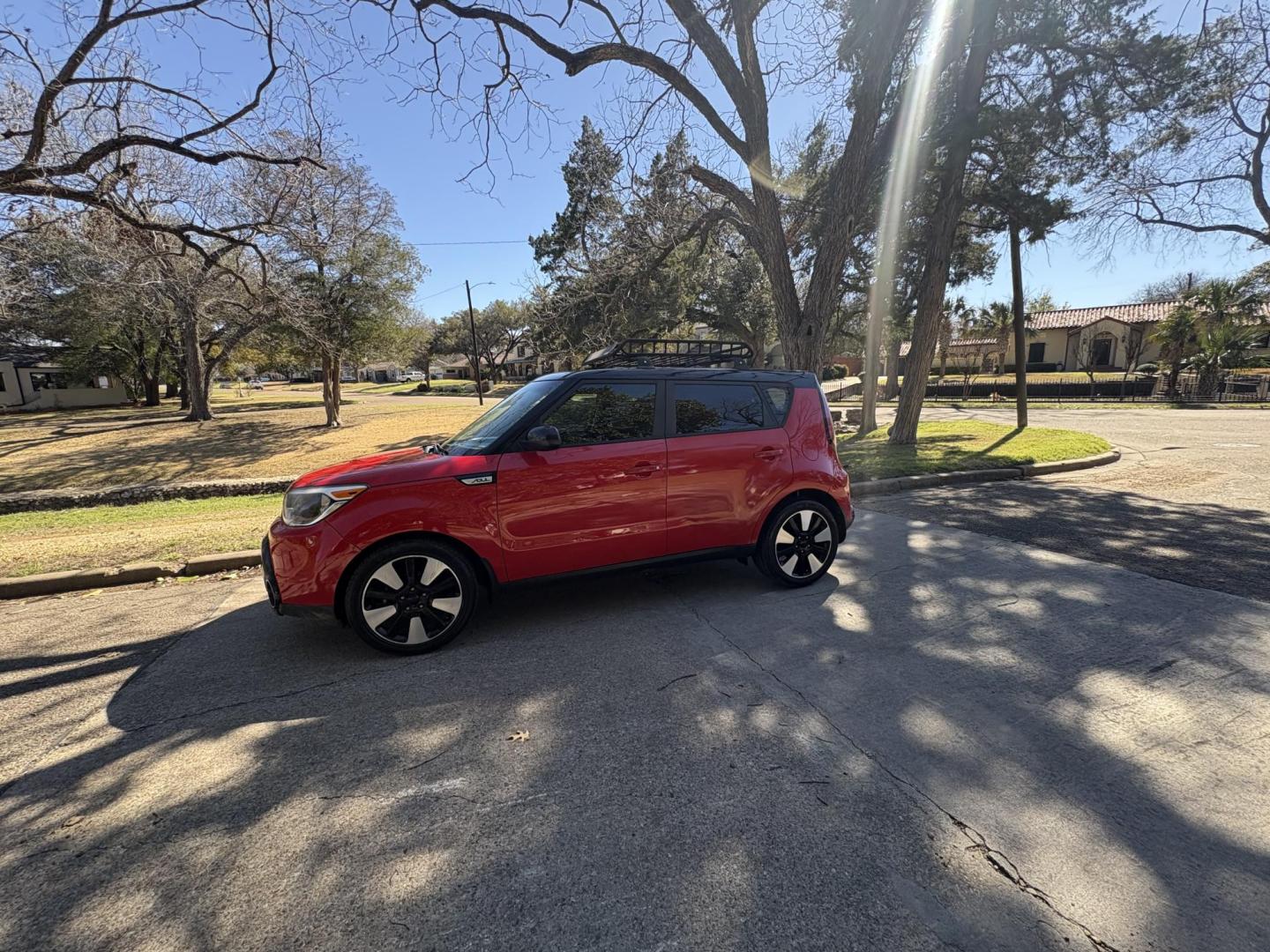 2016 Red /Black Kia Soul + (KNDJP3A54G7) with an 2.0L L4 DOHC 16V engine, 6A transmission, located at 2425 Franklin Ave., Waco, TX, 76701, (254) 753-6661, 31.540359, -97.148682 - Clean 2.0L 4cylinder gas saver 2016 Soul. Cute and Sporty Looking. Automatic, Cold Air, After Market Roof Rack, Priced below Book Value. Price includes TTL and Transfer. - Photo#1