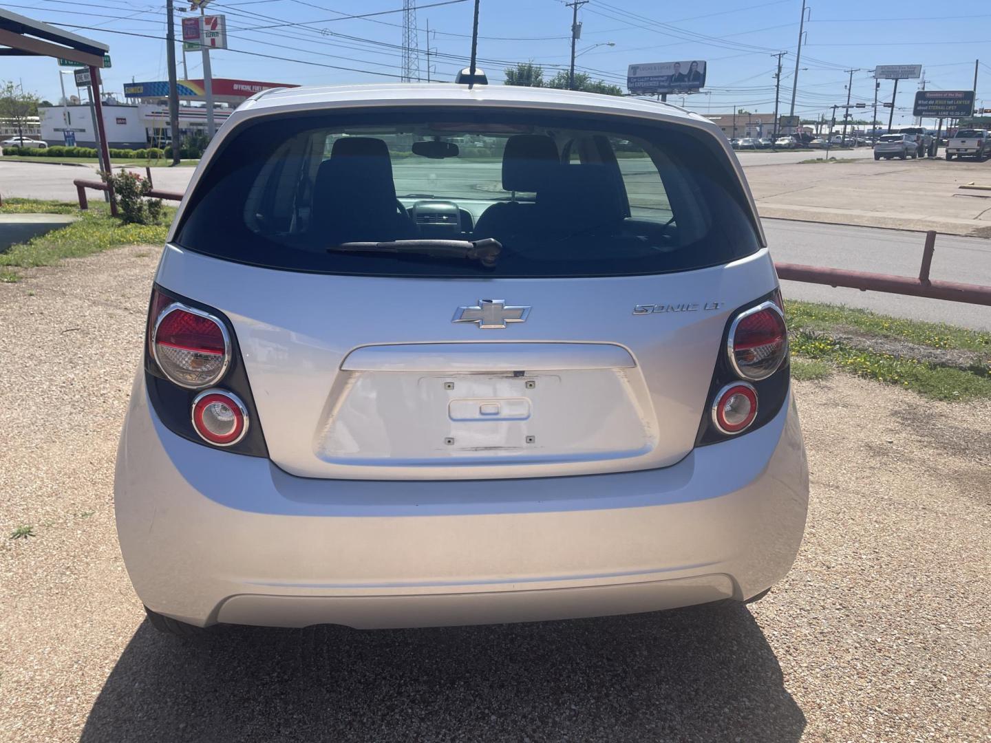 2016 SILVER /BLACK Chevrolet Sonic LT HATCHBACK 5-Door (1G1JC6SG6G4) with an 1.8L L4 DOHC 24V engine, 6A transmission, located at 2425 Franklin Ave., Waco, TX, 76701, (254) 753-6661, 31.540359, -97.148682 - NICE GAS SAVER HATCHBACK FOR STUDENT OR FAMILY. WE CAN SUGGEST A LOCAL LENDER FOR POSSIBLE FINANCING. - Photo#3