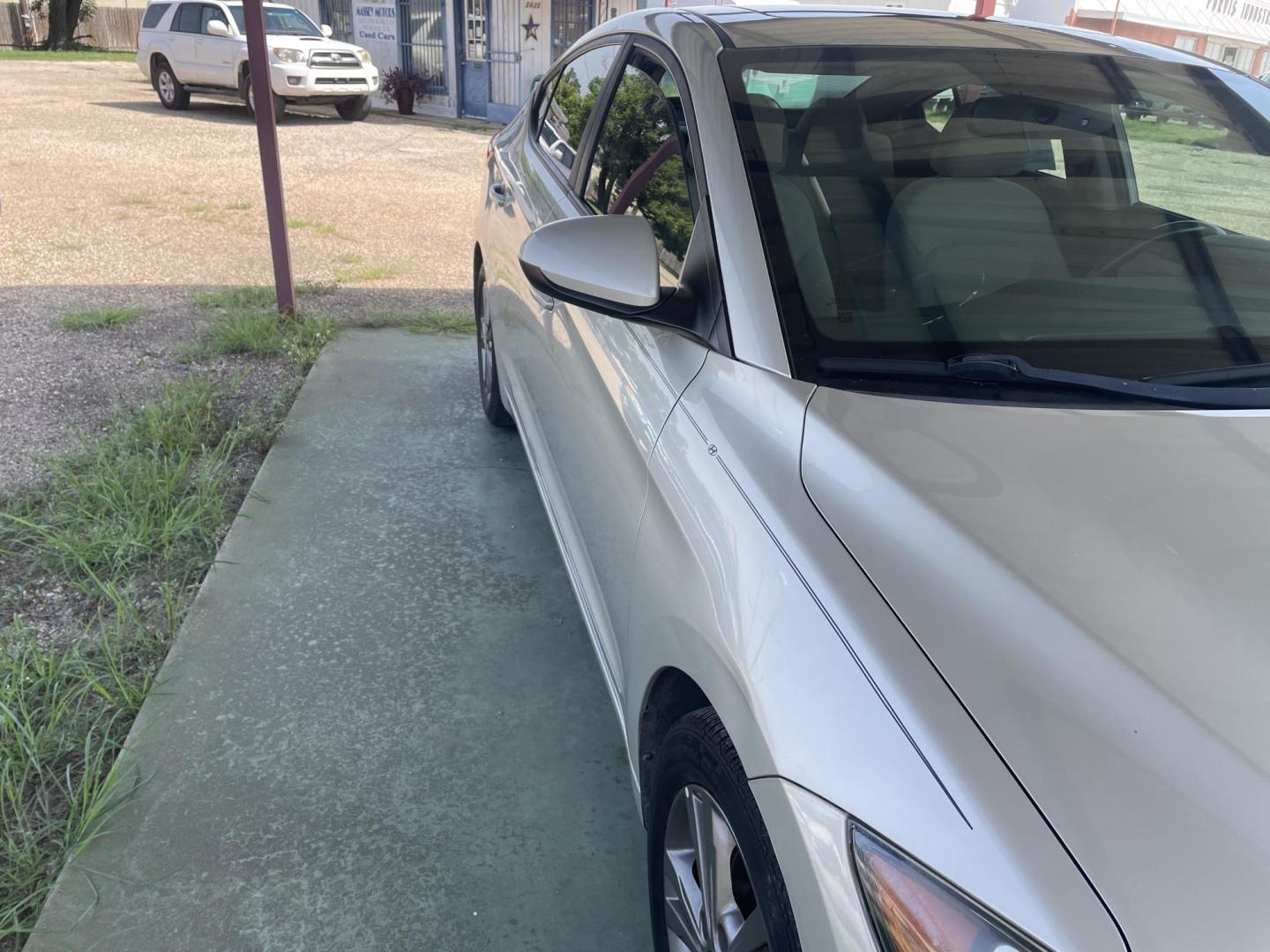 2018 CREAM /CREAM Hyundai Elantra Limited (5NPD84LF1JH) with an 1.8L L4 DOHC 16V engine, 6A transmission, located at 2425 Franklin Ave., Waco, TX, 76701, (254) 753-6661, 31.540359, -97.148682 - Driven in from out of town, runs good, cold ac, back up camera. CASH or OUTSIDE FINANCING ONLY, we can suggest a lender, selling below book valuebook value, $8700 TOTAL CASH Out the Door. Come see this TODAY. Call for appointment in case we are looking for inventory. - Photo#1