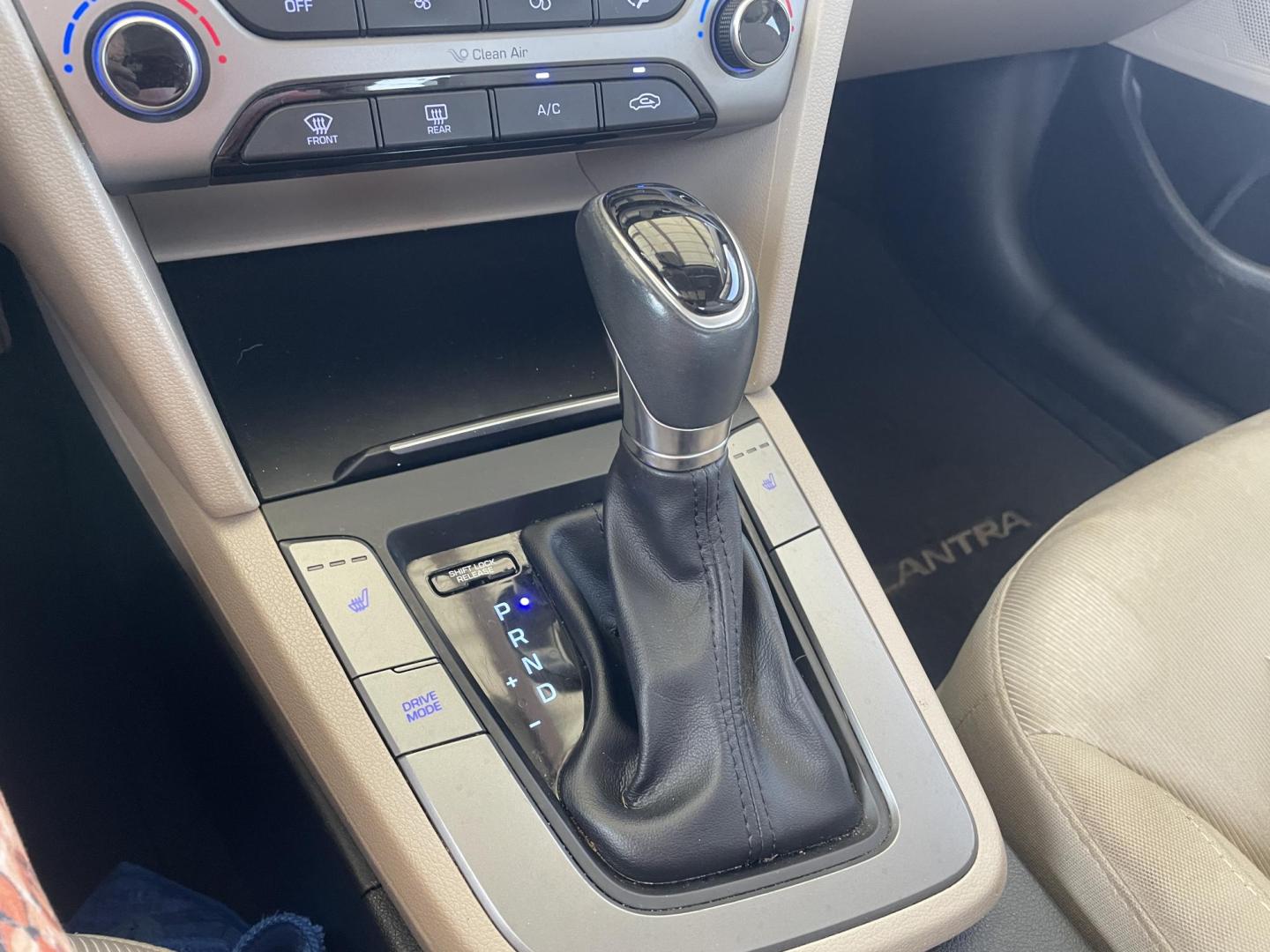 2018 CREAM /CREAM Hyundai Elantra Limited (5NPD84LF1JH) with an 1.8L L4 DOHC 16V engine, 6A transmission, located at 2425 Franklin Ave., Waco, TX, 76701, (254) 753-6661, 31.540359, -97.148682 - Driven in from out of town, runs good, cold ac, back up camera. CASH or OUTSIDE FINANCING ONLY, we can suggest a lender, selling below book valuebook value, $8700 TOTAL CASH Out the Door. Come see this TODAY. Call for appointment in case we are looking for inventory. - Photo#6
