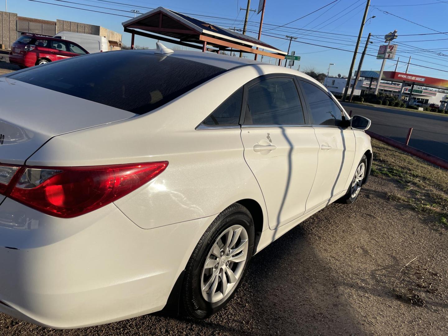 2011 White /Grey Hyundai Sonata GLS Auto (5NPEB4AC3BH) with an 2.4L L4 DOHC 16V engine, 5-Speed Automatic transmission, located at 2425 Franklin Ave., Waco, TX, 76701, (254) 753-6661, 31.540359, -97.148682 - Personally driven in from Austin area, cold AC, Heat works, good work car, paint and exterior not great, interior clean, nothing fancy but reliable. $2213.99 plus TTL= $2600 CASH ONLY out the door. No in house financing. - Photo#1
