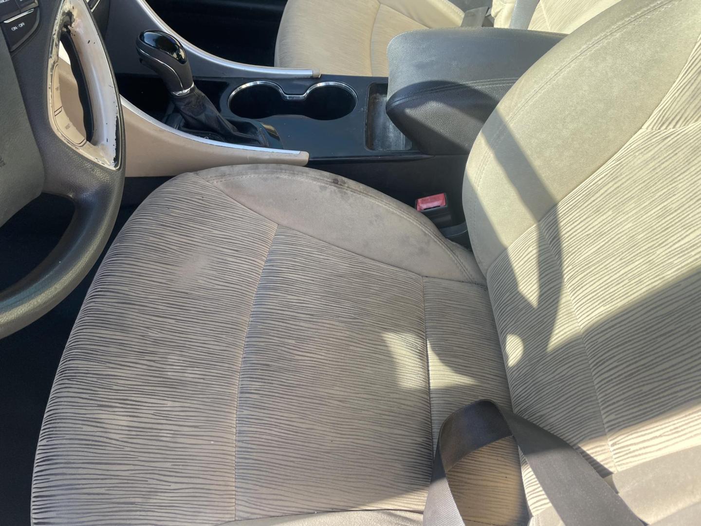 2011 White /Grey Hyundai Sonata GLS Auto (5NPEB4AC3BH) with an 2.4L L4 DOHC 16V engine, 5-Speed Automatic transmission, located at 2425 Franklin Ave., Waco, TX, 76701, (254) 753-6661, 31.540359, -97.148682 - Personally driven in from Austin area, cold AC, Heat works, good work car, paint and exterior not great, interior clean, nothing fancy but reliable. $2213.99 plus TTL= $2600 CASH ONLY out the door. No in house financing. - Photo#5