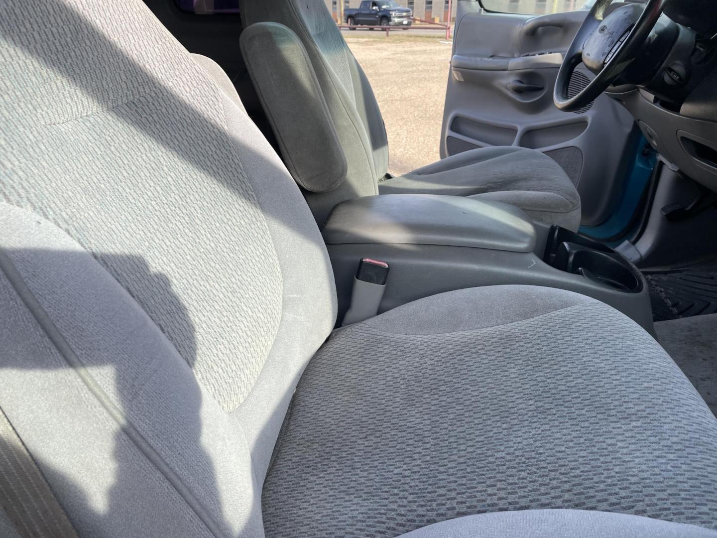 1997 TEAL /GREY Ford F-150 SuperCab Long Bed 2WD (1FTDX1765VK) with an 4.6L V8 SOHC 16V engine, AUTOMATIC transmission, located at 2425 Franklin Ave., Waco, TX, 76701, (254) 753-6661, 31.540359, -97.148682 - GOOD WORK TRUCK, NOT FANCY, TOOLBOX, BEDLINER, PAINT NOT PERFECT, CLEAN TITLE. - Photo#6