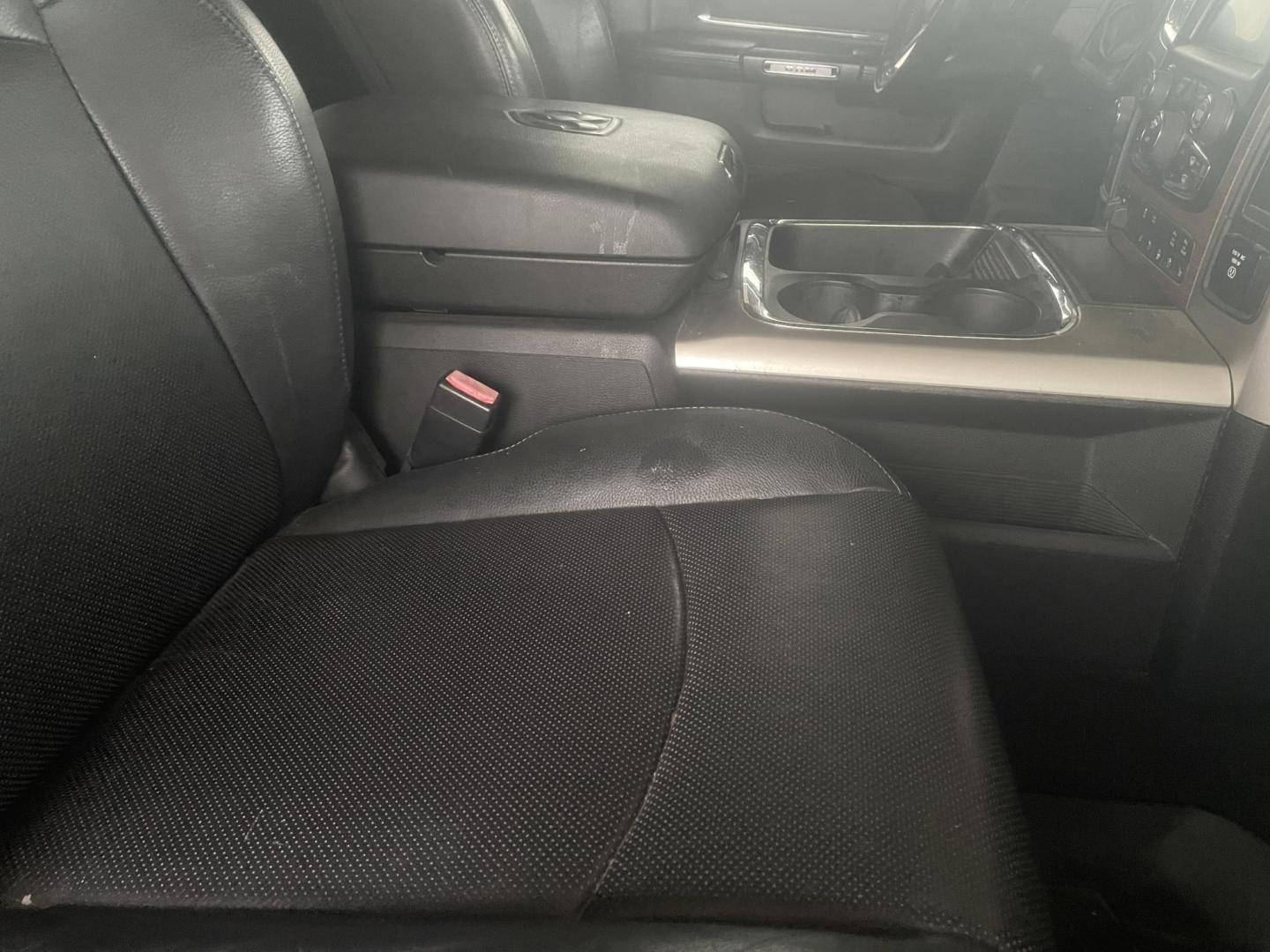 2016 BLACK /BLACK LEATHER RAM 2500 Laramie Crew Cab SWB 4WD (3C6UR5FJXGG) with an 6.4L V8 engine, 6A transmission, located at 2425 Franklin Ave., Waco, TX, 76701, (254) 753-6661, 31.540359, -97.148682 - Photo#2