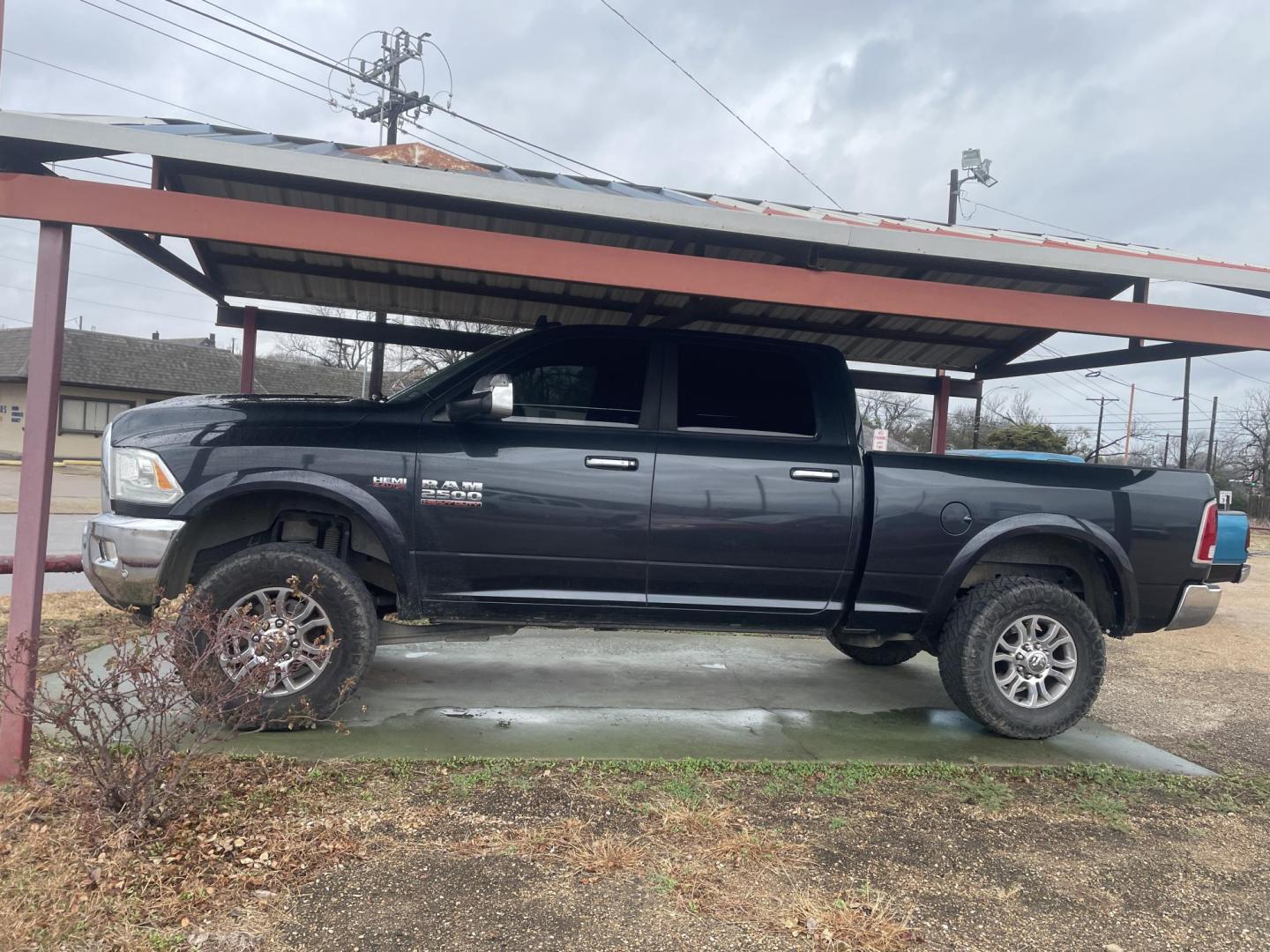 2016 BLACK /BLACK LEATHER RAM 2500 Laramie Crew Cab SWB 4WD (3C6UR5FJXGG) with an 6.4L V8 engine, 6A transmission, located at 2425 Franklin Ave., Waco, TX, 76701, (254) 753-6661, 31.540359, -97.148682 - VERY NICE 2016 Ram 4WD Laramie Crew Cab SWB with 226,254 miles, new motors at 120K so motor has 106K on it, Powerhouse 6.4 HEMI gas engine. Priced way below book - compare to others. Make appointment to check this one out. - Photo#0