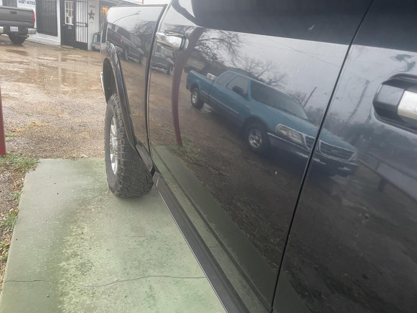 2016 BLACK /BLACK LEATHER RAM 2500 Laramie Crew Cab SWB 4WD (3C6UR5FJXGG) with an 6.4L V8 engine, 6A transmission, located at 2425 Franklin Ave., Waco, TX, 76701, (254) 753-6661, 31.540359, -97.148682 - VERY NICE 2016 Ram 4WD Laramie Crew Cab SWB with 226,254 miles, new motors at 120K so motor has 106K on it, Powerhouse 6.4 HEMI gas engine. Priced way below book - compare to others. Make appointment to check this one out. - Photo#4