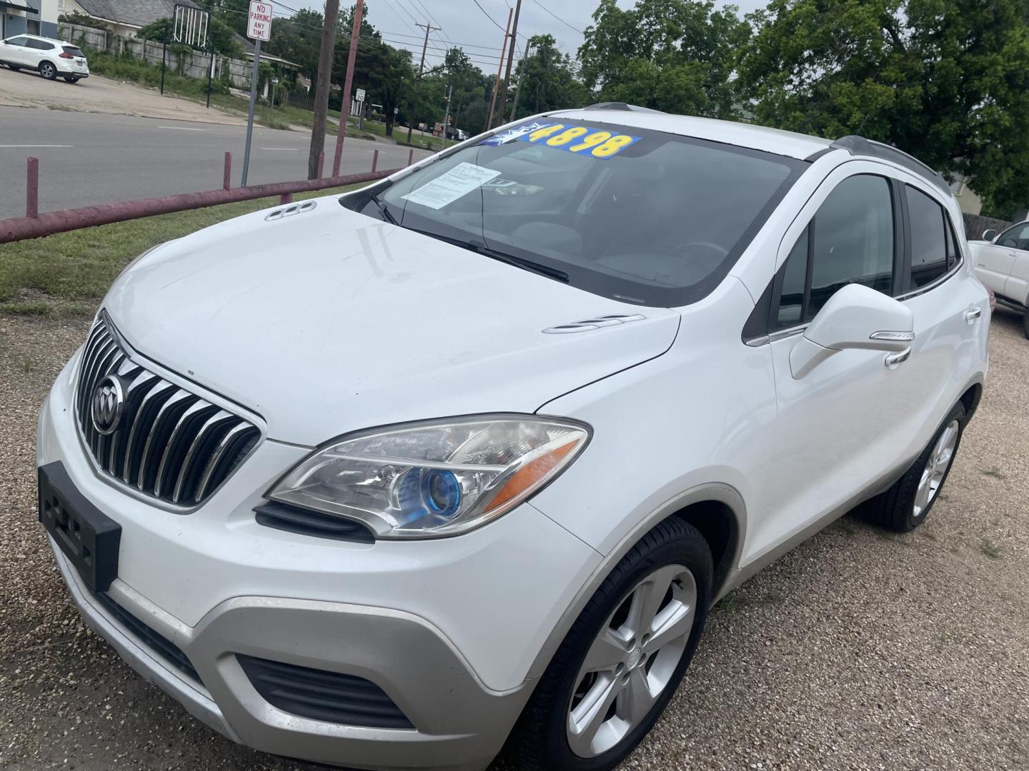2015 WHITE /BLACK LEATHER Buick Encore Base FWD (KL4CJASB1FB) with an 1.4L L4 DOHC 16V TURBO engine, 6-Speed Automatic transmission, located at 2425 Franklin Ave., Waco, TX, 76701, (254) 753-6661, 31.540359, -97.148682 - PRICED BELOW BOOK VALUE.........CLEAN BUICK ONCORE, $4898 PLUS TTL......CASH OR OUTSIDE FINANCING ONLY. WE CAN SUGGEST A LENDER IF NEEDED. - Photo#1