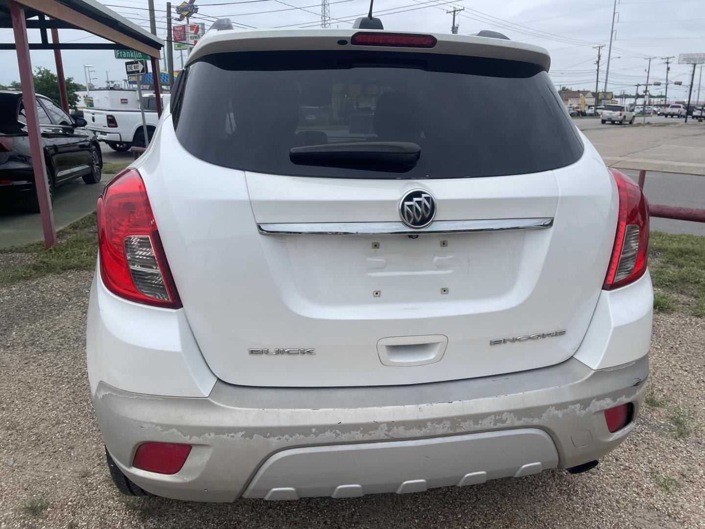 2015 WHITE /BLACK LEATHER Buick Encore Base FWD (KL4CJASB1FB) with an 1.4L L4 DOHC 16V TURBO engine, 6-Speed Automatic transmission, located at 2425 Franklin Ave., Waco, TX, 76701, (254) 753-6661, 31.540359, -97.148682 - PRICED BELOW BOOK VALUE.........CLEAN BUICK ONCORE, $4898 PLUS TTL......CASH OR OUTSIDE FINANCING ONLY. WE CAN SUGGEST A LENDER IF NEEDED. - Photo#2
