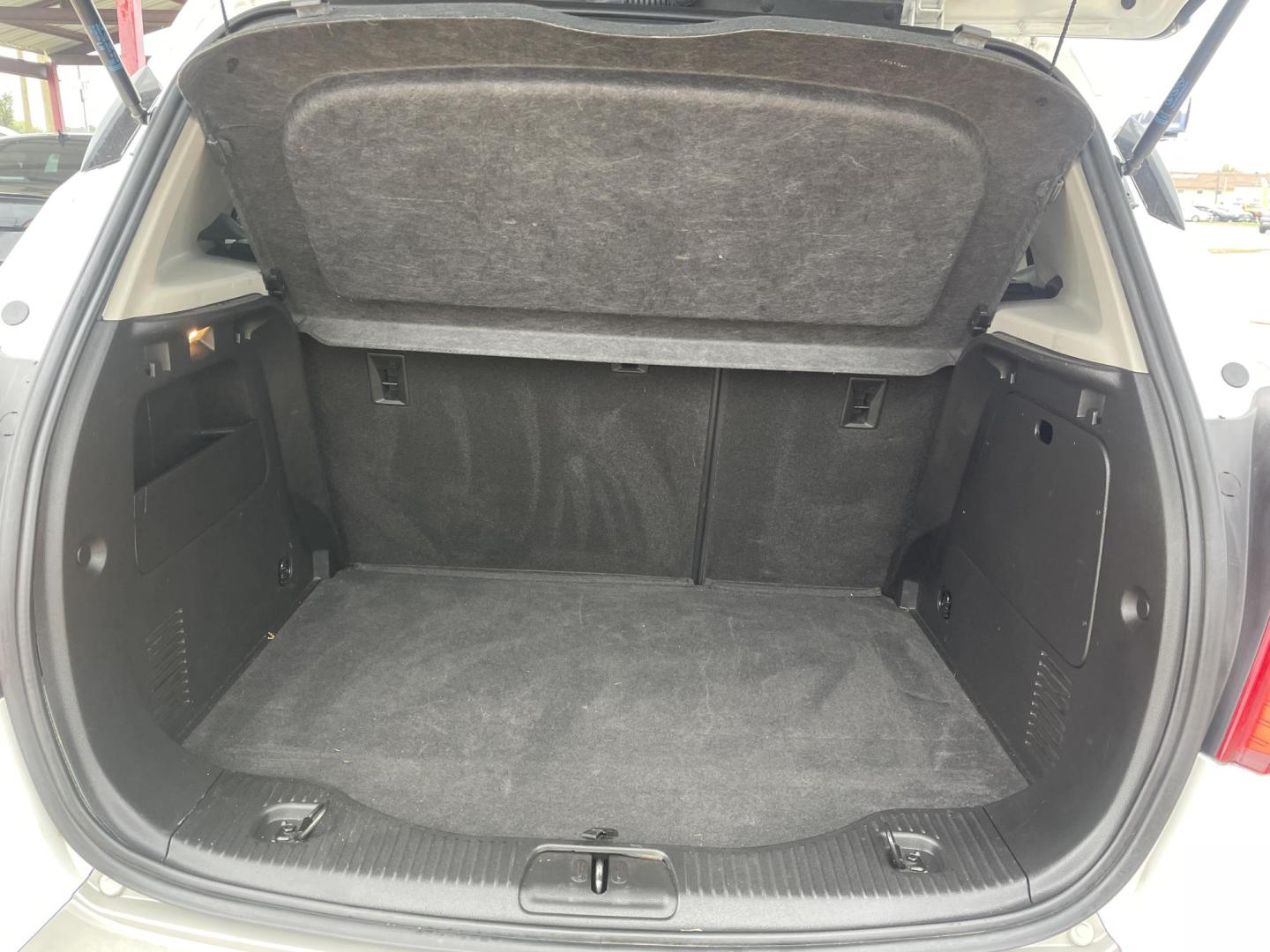 2015 WHITE /BLACK LEATHER Buick Encore Base FWD (KL4CJASB1FB) with an 1.4L L4 DOHC 16V TURBO engine, 6-Speed Automatic transmission, located at 2425 Franklin Ave., Waco, TX, 76701, (254) 753-6661, 31.540359, -97.148682 - PRICED BELOW BOOK VALUE.........CLEAN BUICK ONCORE, $4898 PLUS TTL......CASH OR OUTSIDE FINANCING ONLY. WE CAN SUGGEST A LENDER IF NEEDED. - Photo#4