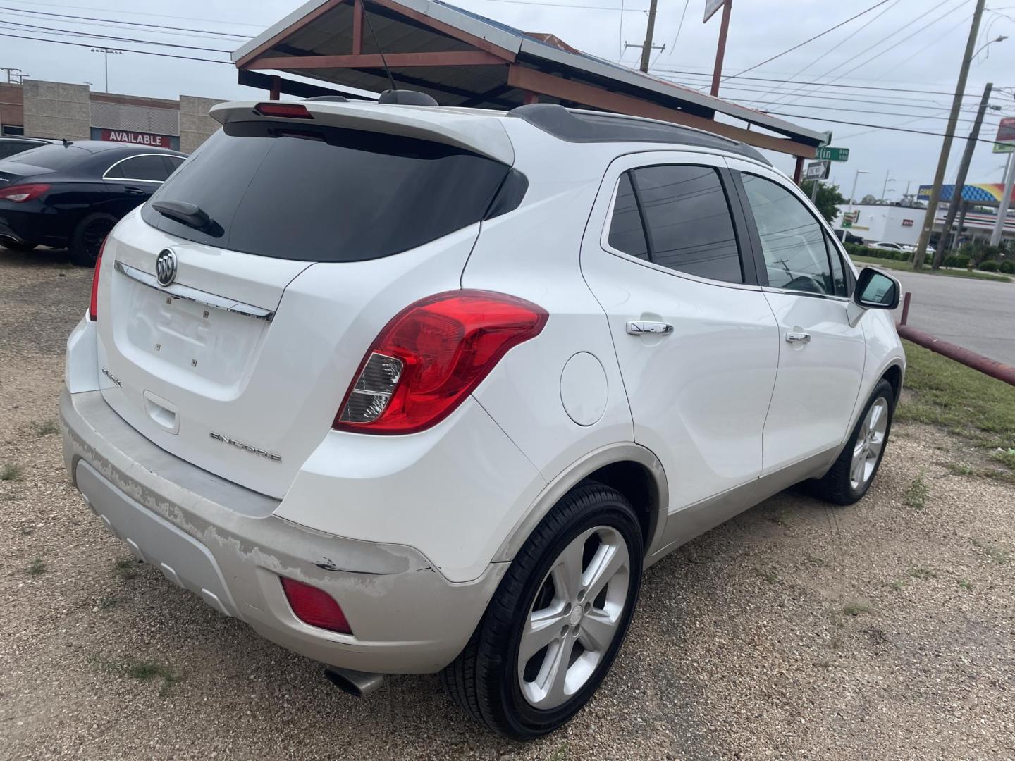 2015 WHITE /BLACK LEATHER Buick Encore Base FWD (KL4CJASB1FB) with an 1.4L L4 DOHC 16V TURBO engine, 6-Speed Automatic transmission, located at 2425 Franklin Ave., Waco, TX, 76701, (254) 753-6661, 31.540359, -97.148682 - PRICED BELOW BOOK VALUE.........CLEAN BUICK ONCORE, $4898 PLUS TTL......CASH OR OUTSIDE FINANCING ONLY. WE CAN SUGGEST A LENDER IF NEEDED. - Photo#3