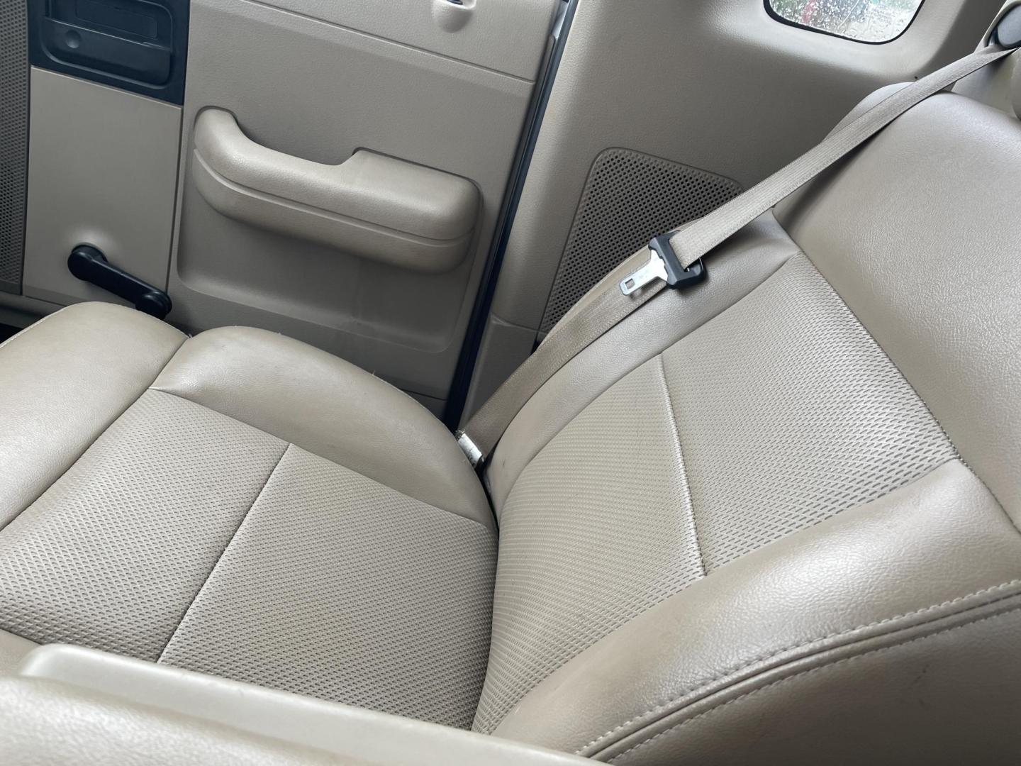 2008 WHITE /TAN LEATHER Ford F-150 STX 2WD (1FTRF122X8K) with an 4.2L V6 OHV 12V engine, located at 2425 Franklin Ave., Waco, TX, 76701, (254) 753-6661, 31.540359, -97.148682 - NICE F150 STX, 2WD, COLD AC, LOW MILES $7500 CASH PLUS TTL $722.31= $8222.31 OUT THE DOOR. If financing needed we can suggest a local lender. CLEAN TITLE, NO CHECK ENGINE LIGHTS - Photo#2
