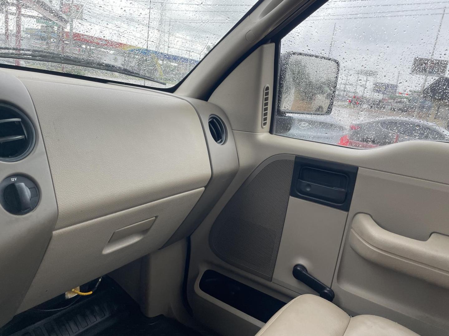 2008 WHITE /TAN LEATHER Ford F-150 STX 2WD (1FTRF122X8K) with an 4.2L V6 OHV 12V engine, located at 2425 Franklin Ave., Waco, TX, 76701, (254) 753-6661, 31.540359, -97.148682 - NICE F150 STX, 2WD, COLD AC, LOW MILES $7500 CASH PLUS TTL $722.31= $8222.31 OUT THE DOOR. If financing needed we can suggest a local lender. CLEAN TITLE, NO CHECK ENGINE LIGHTS - Photo#3