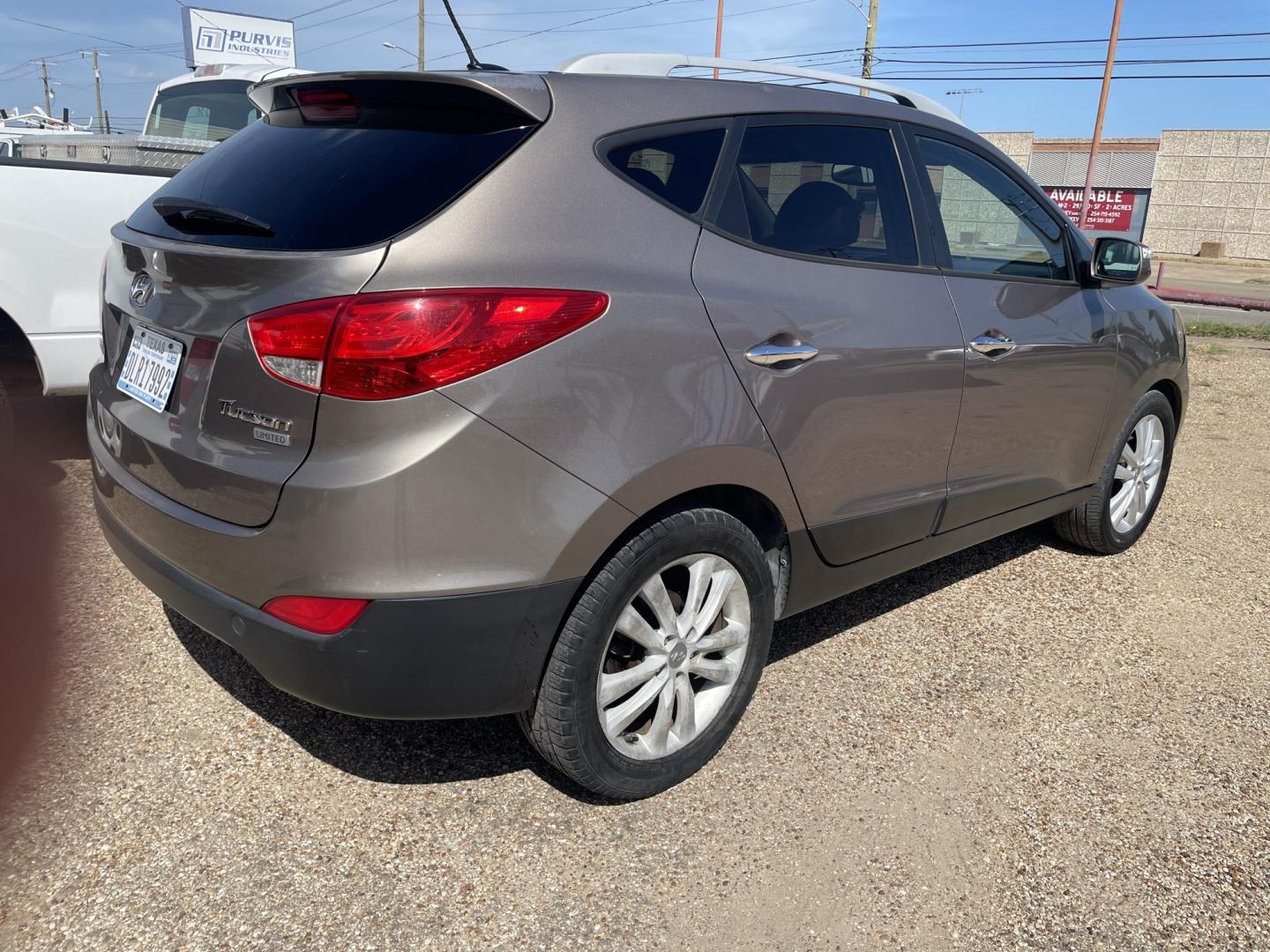 2013 Bronze /Black Hyundai Tucson Limited 2WD (KM8JU3AC9DU) with an 2.4L L4 DOHC 16V engine, 6-Speed Automatic transmission, located at 2425 Franklin Ave., Waco, TX, 76701, (254) 753-6661, 31.540359, -97.148682 - Very nice Hyundai Tucson Limited, cold AC, only 100K, Weather Tech floor mats, good tires, tint. See at Massey Motors, we can suggest a lender if you need financing. Priced below book value, out the door price includes TTL AND FEES. $8628.49 total- Photo#1