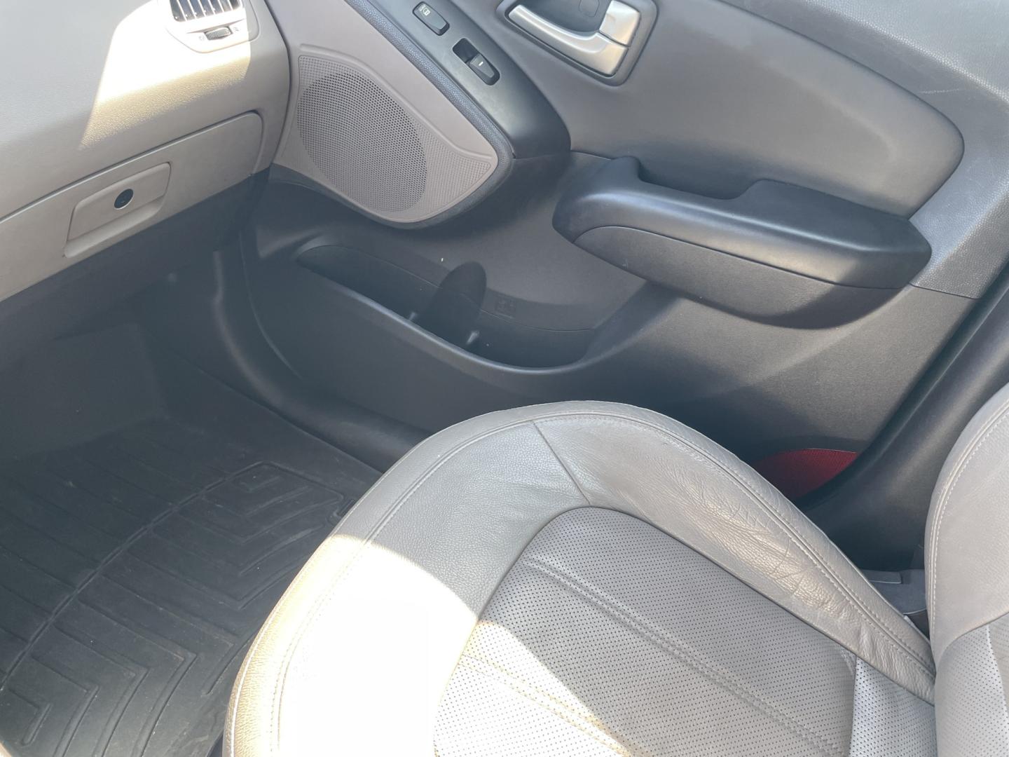 2013 Bronze /Black Hyundai Tucson Limited 2WD (KM8JU3AC9DU) with an 2.4L L4 DOHC 16V engine, 6-Speed Automatic transmission, located at 2425 Franklin Ave., Waco, TX, 76701, (254) 753-6661, 31.540359, -97.148682 - Very nice Hyundai Tucson Limited, cold AC, only 100K, Weather Tech floor mats, good tires, tint. See at Massey Motors, we can suggest a lender if you need financing. Priced below book value, out the door price includes TTL AND FEES. $8628.49 total- Photo#5