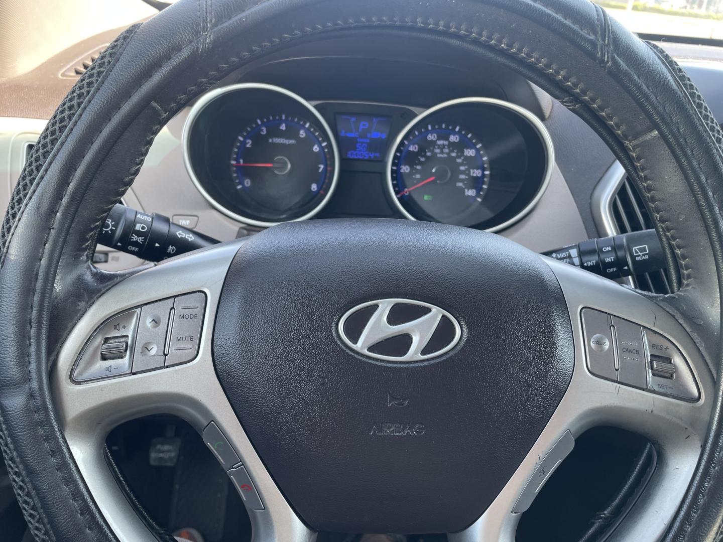 2013 Bronze /Black Hyundai Tucson Limited 2WD (KM8JU3AC9DU) with an 2.4L L4 DOHC 16V engine, 6-Speed Automatic transmission, located at 2425 Franklin Ave., Waco, TX, 76701, (254) 753-6661, 31.540359, -97.148682 - Very nice Hyundai Tucson Limited, cold AC, only 100K, Weather Tech floor mats, good tires, tint. See at Massey Motors, we can suggest a lender if you need financing. Priced below book value, out the door price includes TTL AND FEES. $8628.49 total- Photo#4