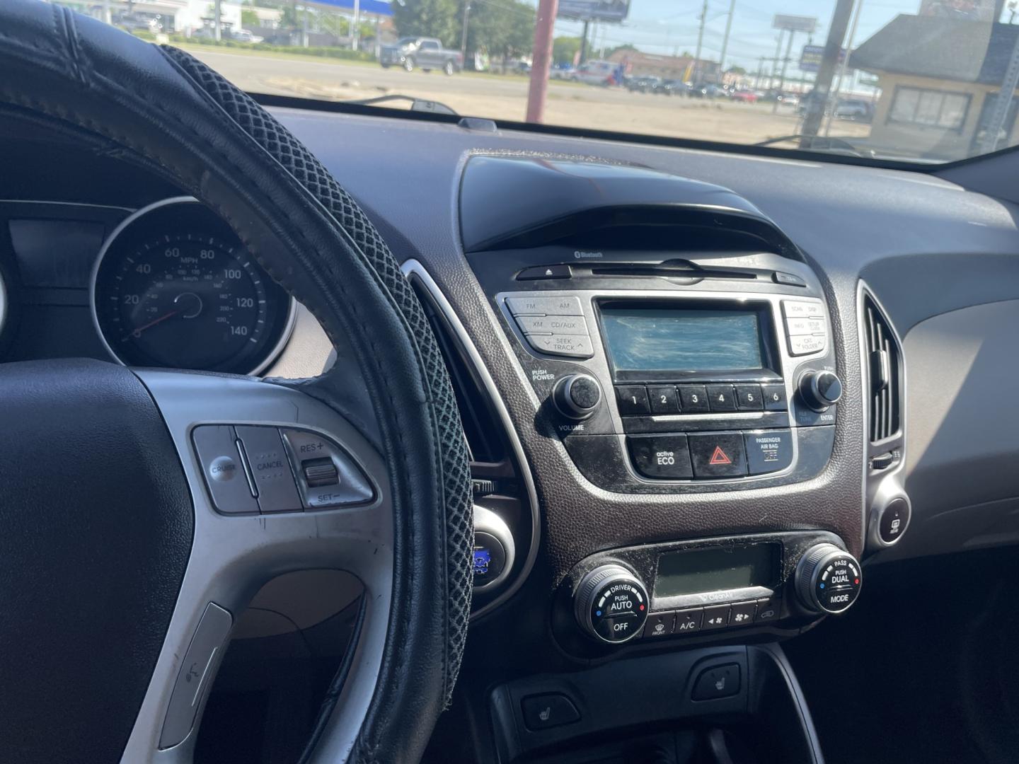 2013 Bronze /Black Hyundai Tucson Limited 2WD (KM8JU3AC9DU) with an 2.4L L4 DOHC 16V engine, 6-Speed Automatic transmission, located at 2425 Franklin Ave., Waco, TX, 76701, (254) 753-6661, 31.540359, -97.148682 - Very nice Hyundai Tucson Limited, cold AC, only 100K, Weather Tech floor mats, good tires, tint. See at Massey Motors, we can suggest a lender if you need financing. Priced below book value, out the door price includes TTL AND FEES. $8628.49 total- Photo#7