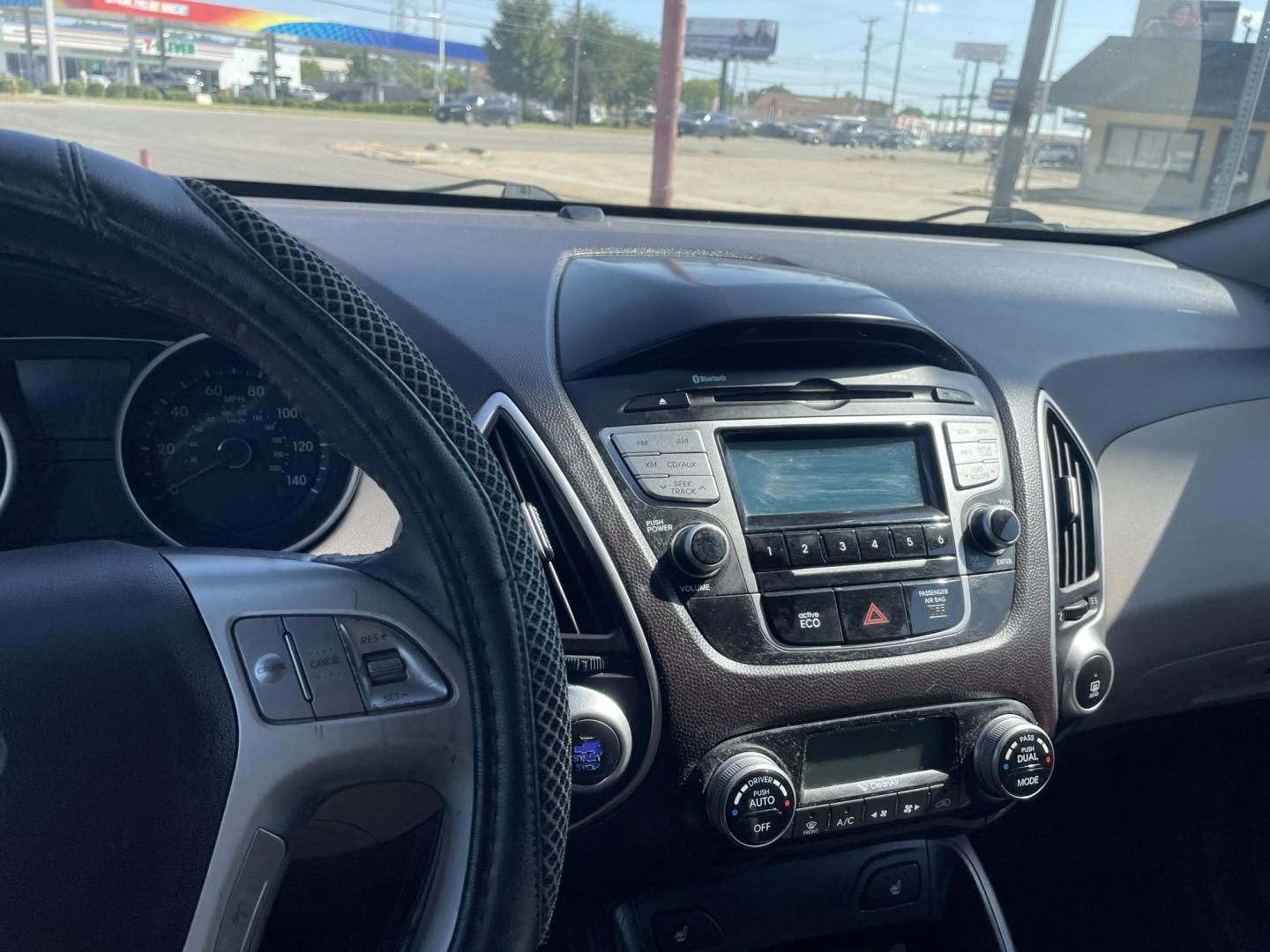 2013 Bronze /Black Hyundai Tucson Limited 2WD (KM8JU3AC9DU) with an 2.4L L4 DOHC 16V engine, 6-Speed Automatic transmission, located at 2425 Franklin Ave., Waco, TX, 76701, (254) 753-6661, 31.540359, -97.148682 - Very nice Hyundai Tucson Limited, cold AC, only 100K, Weather Tech floor mats, good tires, tint. See at Massey Motors, we can suggest a lender if you need financing. Priced below book value, out the door price includes TTL AND FEES. $8628.49 total- Photo#9