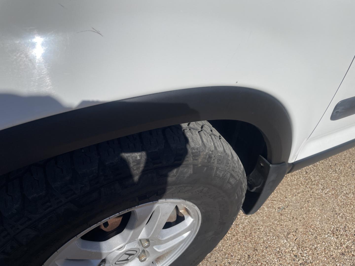 2003 WHITE /GREY Honda CR-V EX 4WD 4-spd AT (SHSRD78873U) with an 2.4L L4 DOHC 16V engine, 4A OD transmission, located at 2425 Franklin Ave., Waco, TX, 76701, (254) 753-6661, 31.540359, -97.148682 - ALL WHEEL DRIVE HONDA CRV WITH 129,418 MILES. Nice SUV with a lot of life left in it. Clean interior, cold A/C, Sunroof, 2.4L. New serpentine belt and radiator - this one is ready for you. Call 254-753-6661 for test drive appt. Cash or outside financing - we can suggest a local lender. $40- Photo#2