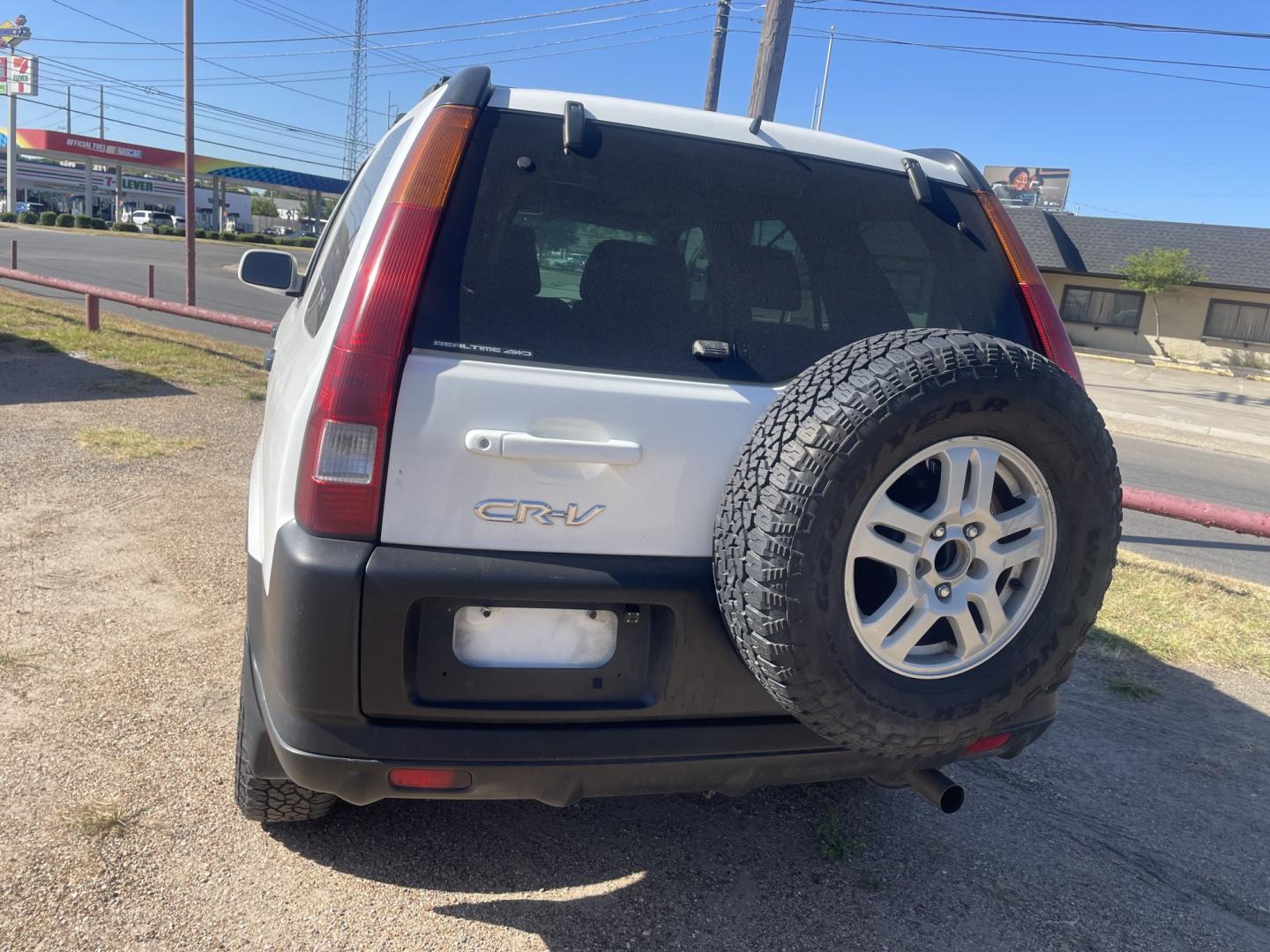 2003 WHITE /GREY Honda CR-V EX 4WD 4-spd AT (SHSRD78873U) with an 2.4L L4 DOHC 16V engine, 4A OD transmission, located at 2425 Franklin Ave., Waco, TX, 76701, (254) 753-6661, 31.540359, -97.148682 - ALL WHEEL DRIVE HONDA CRV WITH 129,418 MILES. Nice SUV with a lot of life left in it. Clean interior, cold A/C, Sunroof, 2.4L. New serpentine belt and radiator - this one is ready for you. Call 254-753-6661 for test drive appt. Cash or outside financing - we can suggest a local lender. $40- Photo#4
