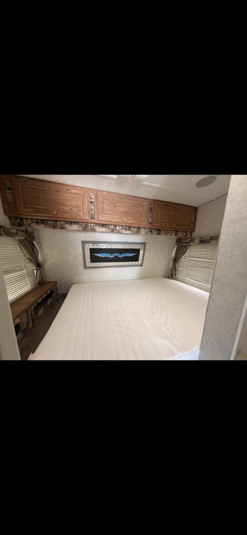 2004 WHITE Weekend Warrior Trailers Inc WEEKEND WARRIOR TOY HAULER - (5HRFF26204C) , located at 2425 Franklin Ave., Waco, TX, 76701, (254) 753-6661, 31.540359, -97.148682 - 2004 WEEKEND WARRIOR 2600 FS TOY HAULER equiped with Fuel Station, Onan 5500 Generator, cold A/C, Huge Basement Storage, 4 Beds sleeps 6 or more, Microwave, cold 8 Cubic Ft. Refrigerator, Oven and Stove Top, Solar Panel, Well taken care of and ready for your fun vacation or camping trip. Bumper P- Photo#5
