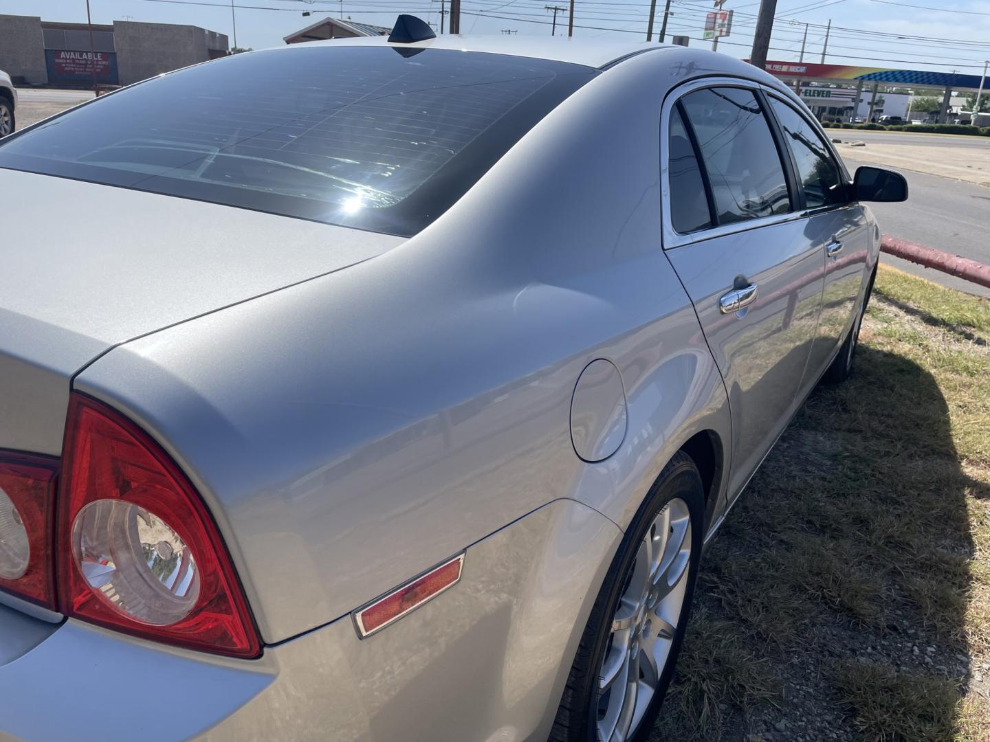 2012 SILVER /BLACK LEATHER Chevrolet Malibu 1LTZ (1G1ZE5E00CF) with an 2.4L L4 DOHC 16V engine, 6-Speed Automatic transmission, located at 2425 Franklin Ave., Waco, TX, 76701, (254) 753-6661, 31.540359, -97.148682 - VERY CLEAN, COLD A/C, DRIVES GREAT, GOOD GAS MILEAGE, GREAT LOOKING CAR. $6200 PLUS $637.62 TTL=$6837.62 CASH TOTAL TIMING CHAIN AND SERPENTINE BELT CHANGED, FRESH OIL CHANGE. CASH OR I CAN RECOMMEND A LOCAL LENDER THAT WORKS WITH SOME OF MY CUSTOMERS - THEY MAKE THE DECISION ABOUT DOWN PAY- Photo#1