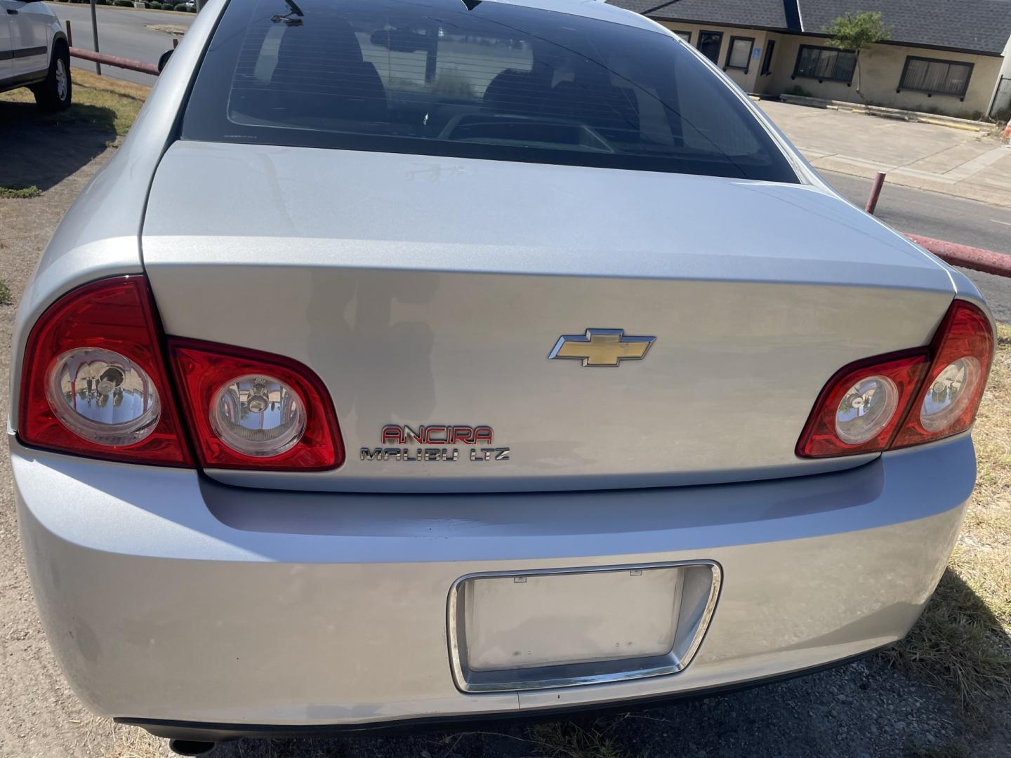 2012 SILVER /BLACK LEATHER Chevrolet Malibu 1LTZ (1G1ZE5E00CF) with an 2.4L L4 DOHC 16V engine, 6-Speed Automatic transmission, located at 2425 Franklin Ave., Waco, TX, 76701, (254) 753-6661, 31.540359, -97.148682 - VERY CLEAN, COLD A/C, DRIVES GREAT, GOOD GAS MILEAGE, GREAT LOOKING CAR. $6200 PLUS $637.62 TTL=$6837.62 CASH TOTAL TIMING CHAIN AND SERPENTINE BELT CHANGED, FRESH OIL CHANGE. CASH OR I CAN RECOMMEND A LOCAL LENDER THAT WORKS WITH SOME OF MY CUSTOMERS - THEY MAKE THE DECISION ABOUT DOWN PAY- Photo#3