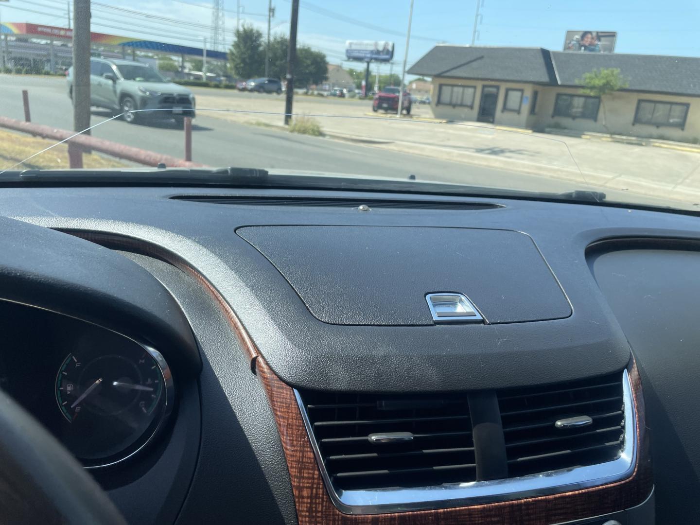 2012 SILVER /BLACK LEATHER Chevrolet Malibu 1LTZ (1G1ZE5E00CF) with an 2.4L L4 DOHC 16V engine, 6-Speed Automatic transmission, located at 2425 Franklin Ave., Waco, TX, 76701, (254) 753-6661, 31.540359, -97.148682 - VERY CLEAN, COLD A/C, DRIVES GREAT, GOOD GAS MILEAGE, GREAT LOOKING CAR. $6200 PLUS $637.62 TTL=$6837.62 CASH TOTAL TIMING CHAIN AND SERPENTINE BELT CHANGED, FRESH OIL CHANGE. CASH OR I CAN RECOMMEND A LOCAL LENDER THAT WORKS WITH SOME OF MY CUSTOMERS - THEY MAKE THE DECISION ABOUT DOWN PAY- Photo#5
