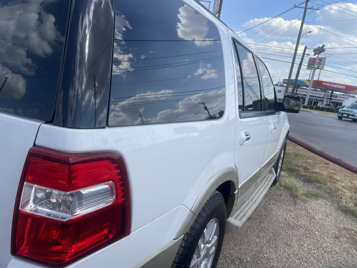 2009 WHITE /Tan Ford Expedition Eddie Bauer 2WD (1FMFU17579L) with an 5.4L V8 SOHC 16V engine, 6A transmission, located at 2425 Franklin Ave., Waco, TX, 76701, (254) 753-6661, 31.540359, -97.148682 - Very nice Expedition, 3rd row seat, entertainment pkg with remote and 2 headphones, rear ice cold a/c, tow pkg, strong motor. Call 254-753-6661 for test drive appointment. Cash or outside financing only -we can suggest local lender.- Photo#1