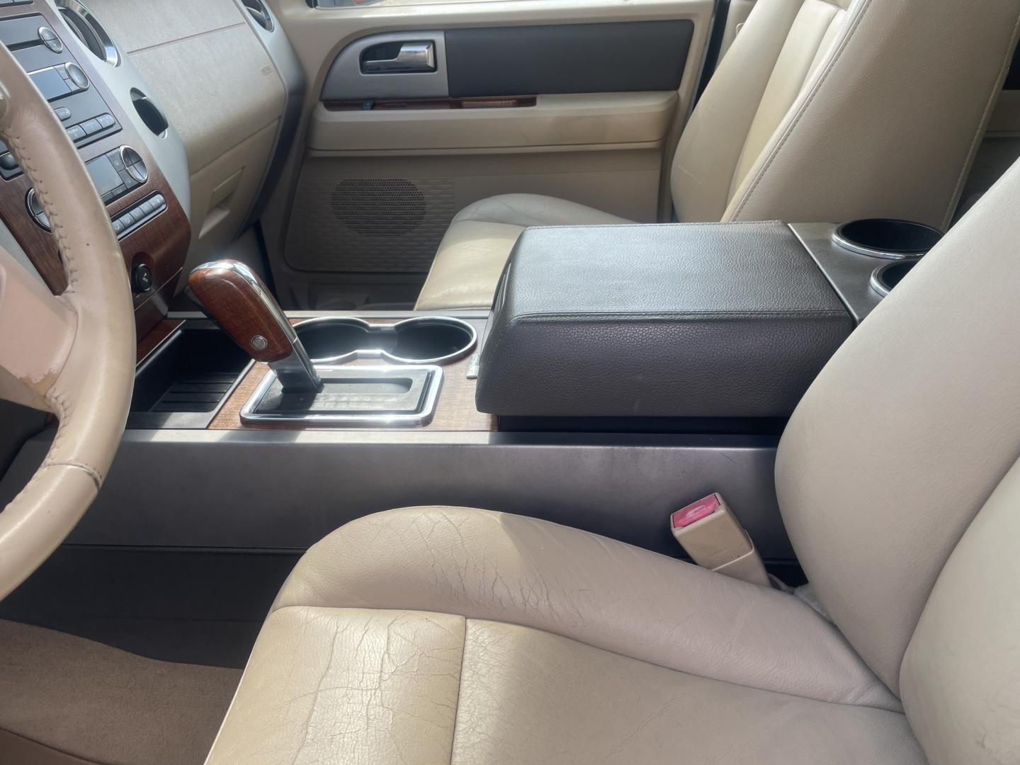2009 WHITE /Tan Ford Expedition Eddie Bauer 2WD (1FMFU17579L) with an 5.4L V8 SOHC 16V engine, 6A transmission, located at 2425 Franklin Ave., Waco, TX, 76701, (254) 753-6661, 31.540359, -97.148682 - Very nice Expedition, 3rd row seat, entertainment pkg with remote and 2 headphones, rear ice cold a/c, tow pkg, strong motor. Call 254-753-6661 for test drive appointment. Cash or outside financing only -we can suggest local lender.- Photo#2