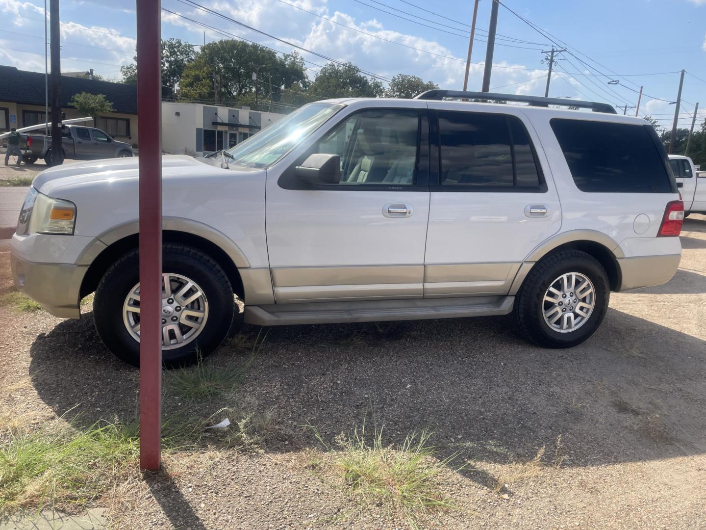 2009 WHITE /Tan Ford Expedition Eddie Bauer 2WD (1FMFU17579L) with an 5.4L V8 SOHC 16V engine, 6A transmission, located at 2425 Franklin Ave., Waco, TX, 76701, (254) 753-6661, 31.540359, -97.148682 - Very nice Expedition, 3rd row seat, entertainment pkg with remote and 2 headphones, rear ice cold a/c, tow pkg, strong motor. Call 254-753-6661 for test drive appointment. Cash or outside financing only -we can suggest local lender.- Photo#0