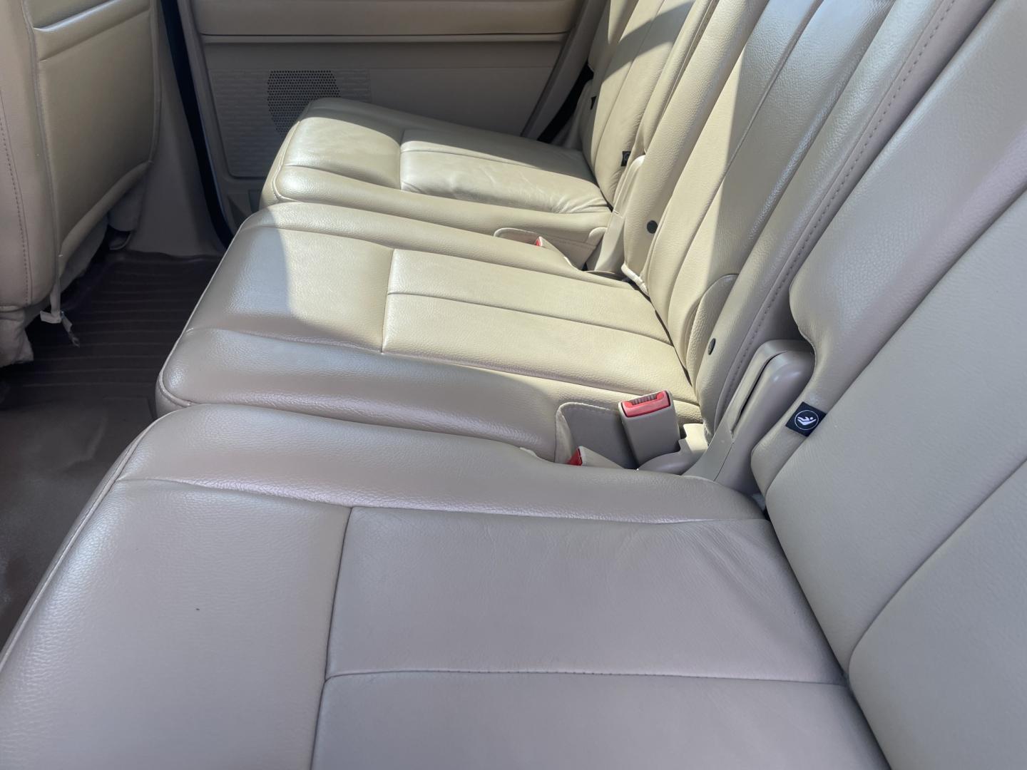 2009 WHITE /Tan Ford Expedition Eddie Bauer 2WD (1FMFU17579L) with an 5.4L V8 SOHC 16V engine, 6A transmission, located at 2425 Franklin Ave., Waco, TX, 76701, (254) 753-6661, 31.540359, -97.148682 - Very nice Expedition, 3rd row seat, entertainment pkg with remote and 2 headphones, rear ice cold a/c, tow pkg, strong motor. Call 254-753-6661 for test drive appointment. Cash or outside financing only -we can suggest local lender.- Photo#4
