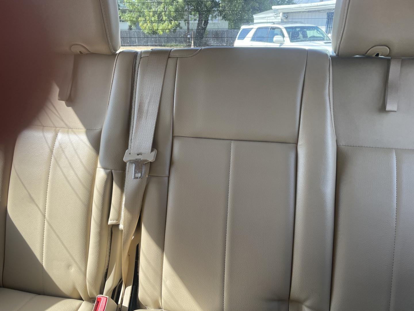 2009 WHITE /Tan Ford Expedition Eddie Bauer 2WD (1FMFU17579L) with an 5.4L V8 SOHC 16V engine, 6A transmission, located at 2425 Franklin Ave., Waco, TX, 76701, (254) 753-6661, 31.540359, -97.148682 - Very nice Expedition, 3rd row seat, entertainment pkg with remote and 2 headphones, rear ice cold a/c, tow pkg, strong motor. Call 254-753-6661 for test drive appointment. Cash or outside financing only -we can suggest local lender.- Photo#5