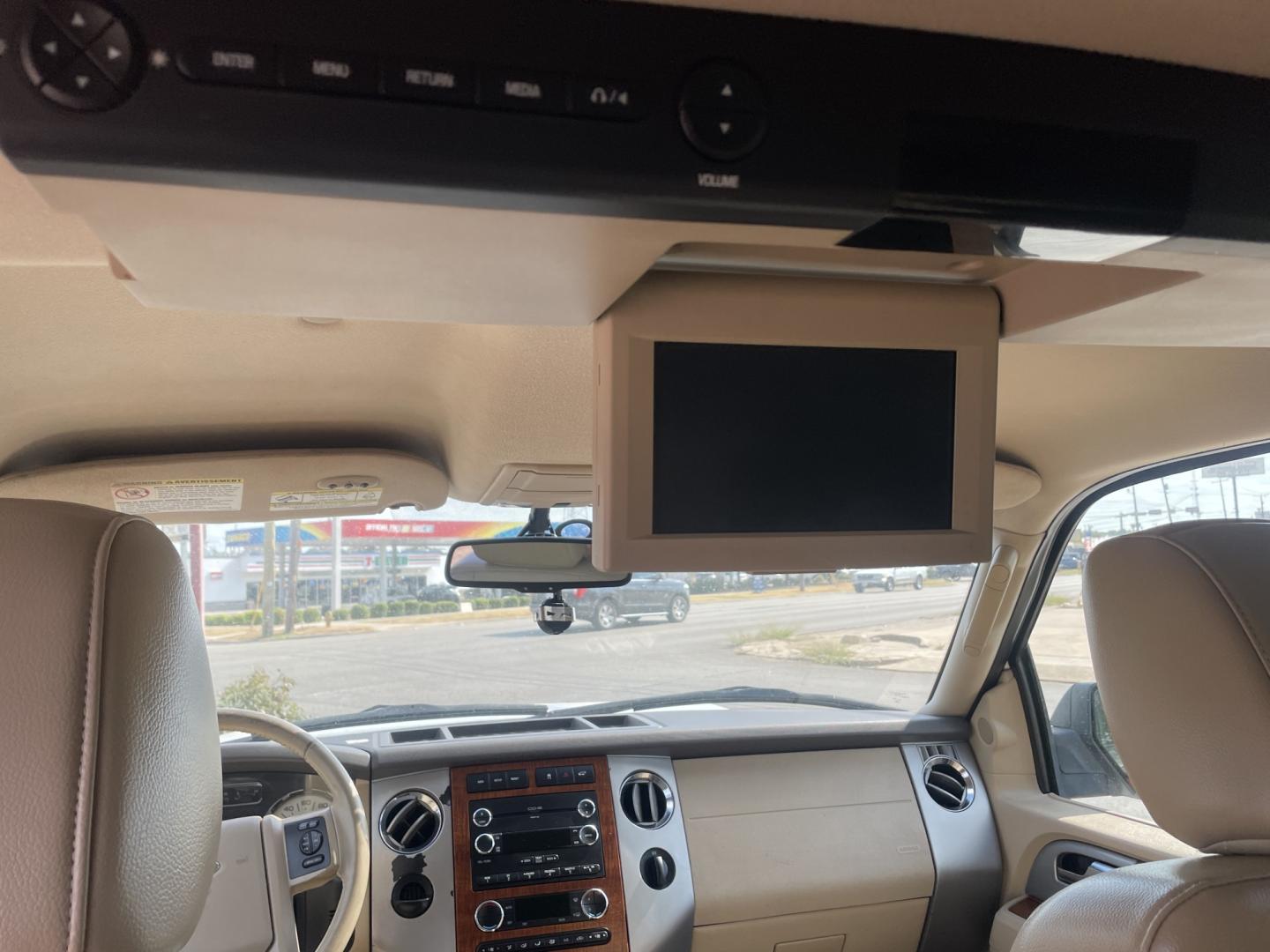 2009 WHITE /Tan Ford Expedition Eddie Bauer 2WD (1FMFU17579L) with an 5.4L V8 SOHC 16V engine, 6A transmission, located at 2425 Franklin Ave., Waco, TX, 76701, (254) 753-6661, 31.540359, -97.148682 - Very nice Expedition, 3rd row seat, entertainment pkg with remote and 2 headphones, rear ice cold a/c, tow pkg, strong motor. Call 254-753-6661 for test drive appointment. Cash or outside financing only -we can suggest local lender.- Photo#6