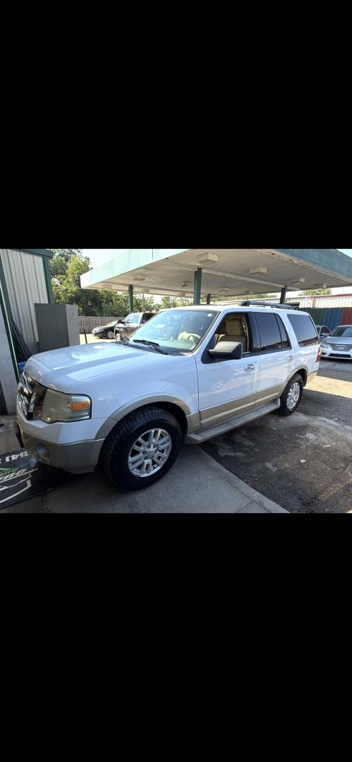 2009 WHITE /Tan Ford Expedition Eddie Bauer 2WD (1FMFU17579L) with an 5.4L V8 SOHC 16V engine, 6A transmission, located at 2425 Franklin Ave., Waco, TX, 76701, (254) 753-6661, 31.540359, -97.148682 - Very nice Expedition, 3rd row seat, entertainment pkg with remote and 2 headphones, rear ice cold a/c, tow pkg, strong motor. Call 254-753-6661 for test drive appointment. Cash or outside financing only -we can suggest local lender.- Photo#10