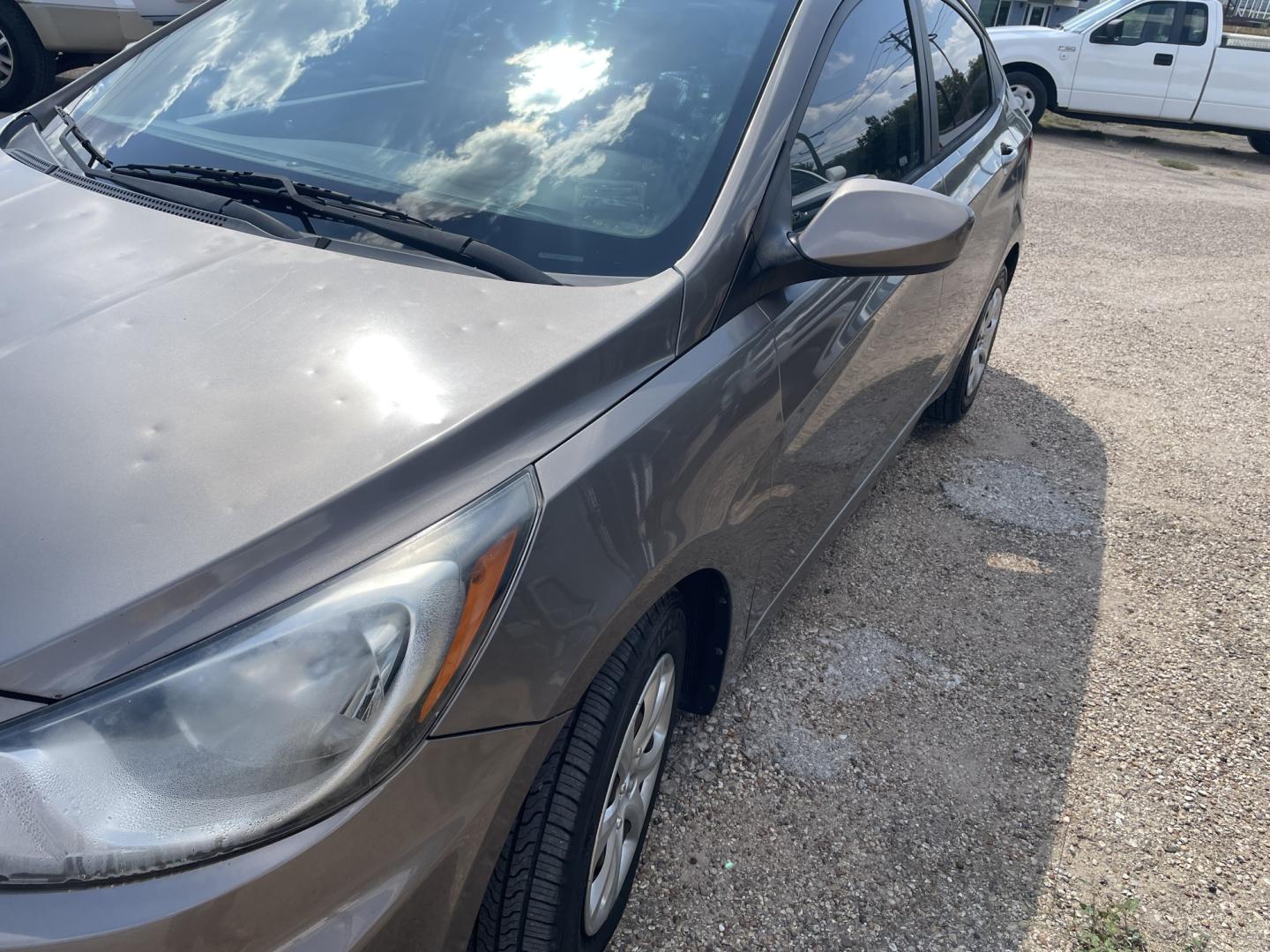 2014 Gold /Tan Hyundai Accent GLS 4-Door (KMHCT4AEXEU) with an 1.6L L4 DOHC 16V engine, Automatic transmission, located at 2425 Franklin Ave., Waco, TX, 76701, (254) 753-6661, 31.540359, -97.148682 - Gas Saver 27/38 mpg, drives great, cosmetic hail dmg, no ck engine lights, cold a/c, reg oil changes, highway ready. See at Massey Motors, 2425 Franklin, Waco. Call 254-753-6661 for test drive appointment.- Photo#2