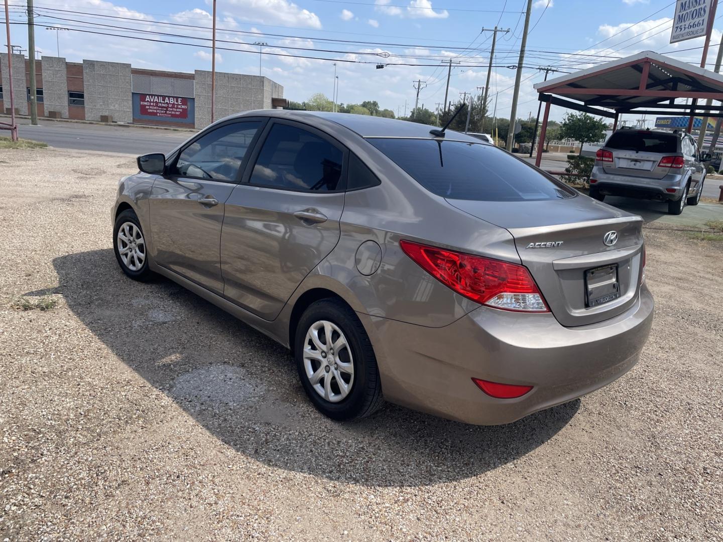 2014 Gold /Tan Hyundai Accent GLS 4-Door (KMHCT4AEXEU) with an 1.6L L4 DOHC 16V engine, Automatic transmission, located at 2425 Franklin Ave., Waco, TX, 76701, (254) 753-6661, 31.540359, -97.148682 - Gas Saver 27/38 mpg, drives great, cosmetic hail dmg, no ck engine lights, cold a/c, reg oil changes, highway ready. See at Massey Motors, 2425 Franklin, Waco. Call 254-753-6661 for test drive appointment.- Photo#3