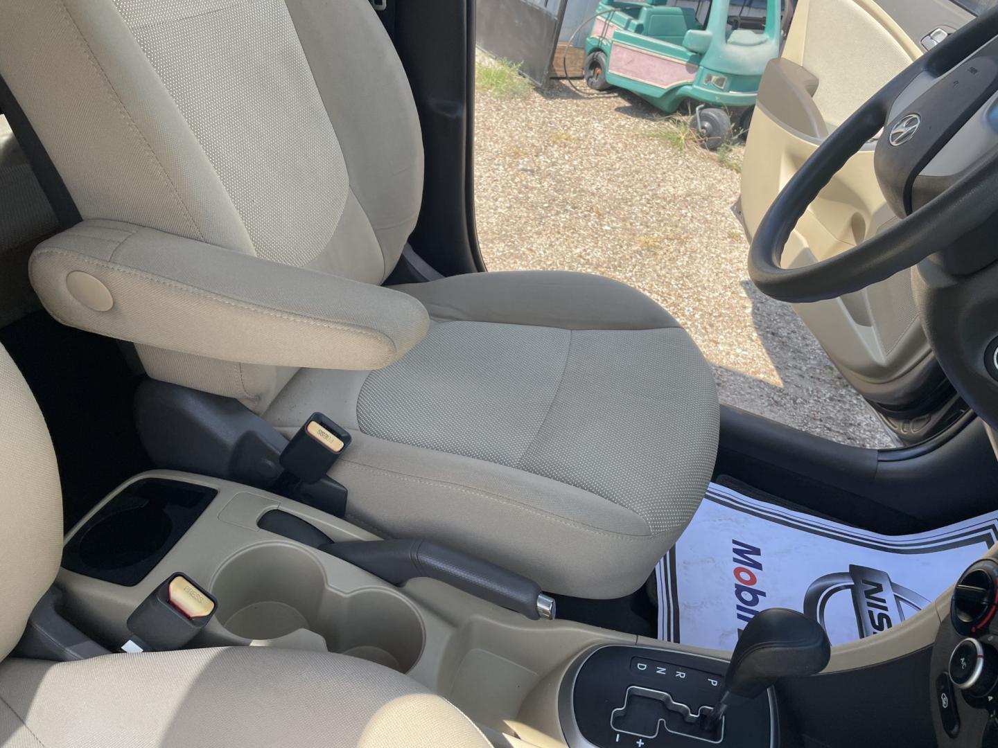 2014 Gold /Tan Hyundai Accent GLS 4-Door (KMHCT4AEXEU) with an 1.6L L4 DOHC 16V engine, Automatic transmission, located at 2425 Franklin Ave., Waco, TX, 76701, (254) 753-6661, 31.540359, -97.148682 - Gas Saver 27/38 mpg, drives great, cosmetic hail dmg, no ck engine lights, cold a/c, reg oil changes, highway ready. See at Massey Motors, 2425 Franklin, Waco. Call 254-753-6661 for test drive appointment.- Photo#8
